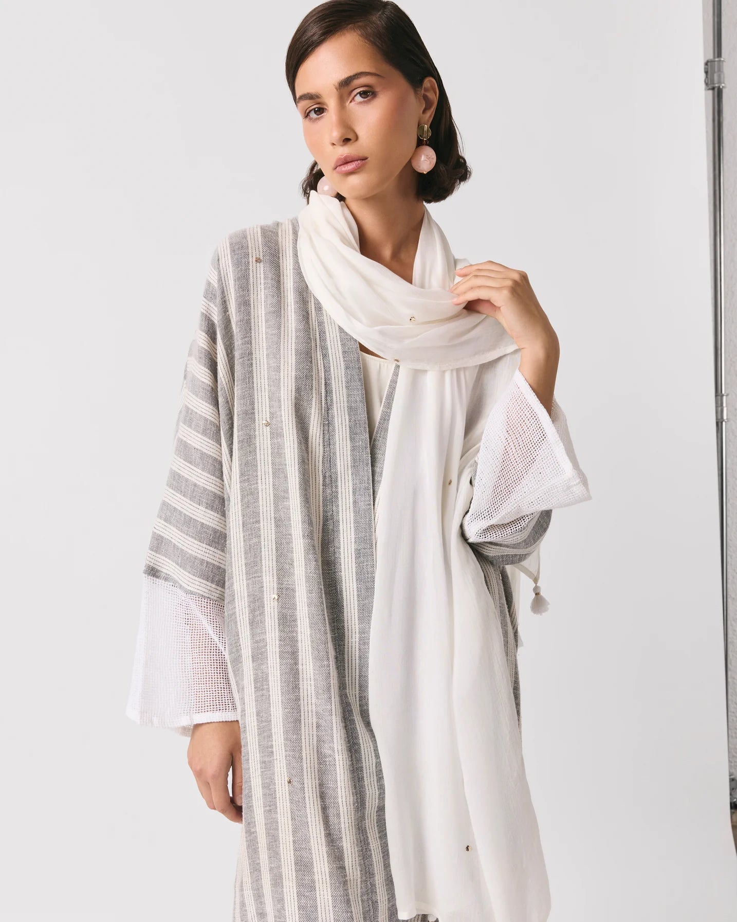 SUM1002 ABAYA - NORA AL SHAIKH - MIRA Y MANO