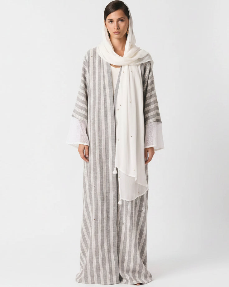 SUM1002 ABAYA - NORA AL SHAIKH - MIRA Y MANO