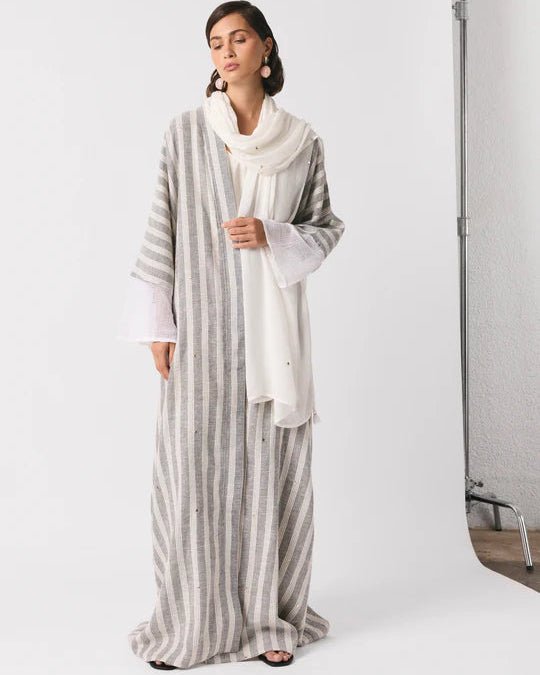 SUM1002 ABAYA - NORA AL SHAIKH - MIRA Y MANO