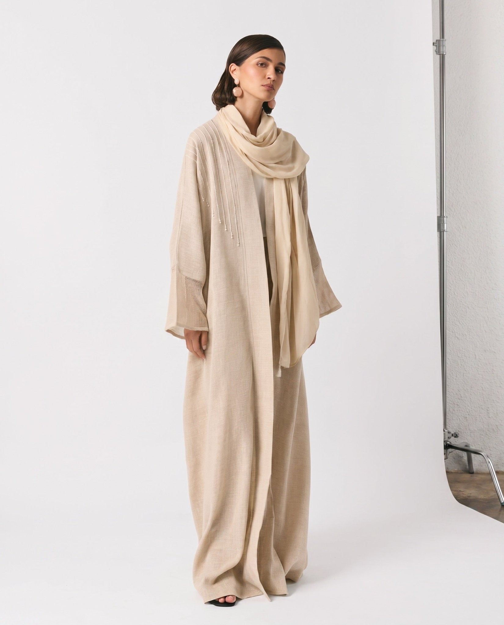 SUM1003 ABAYA - NORA AL SHAIKH - MIRA Y MANO