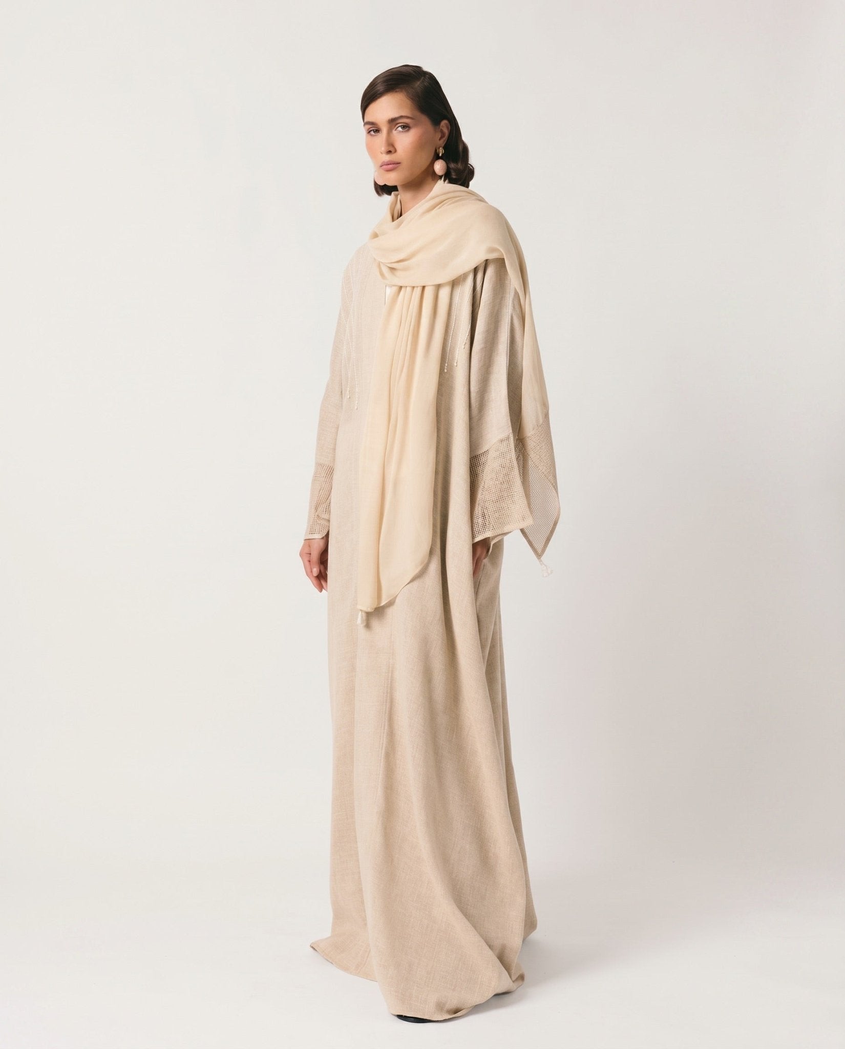 SUM1003 ABAYA - NORA AL SHAIKH - MIRA Y MANO