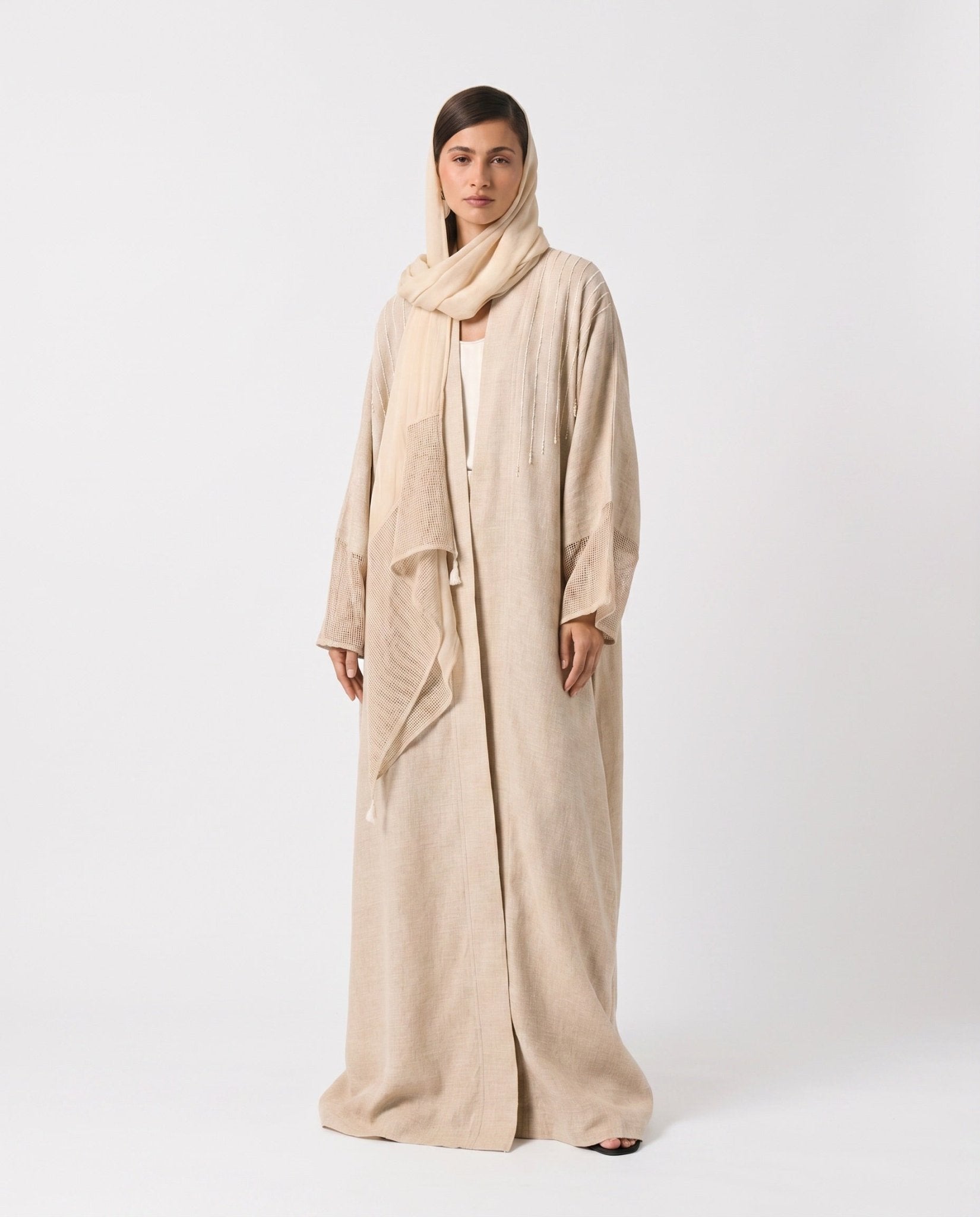 SUM1003 ABAYA - NORA AL SHAIKH - MIRA Y MANO