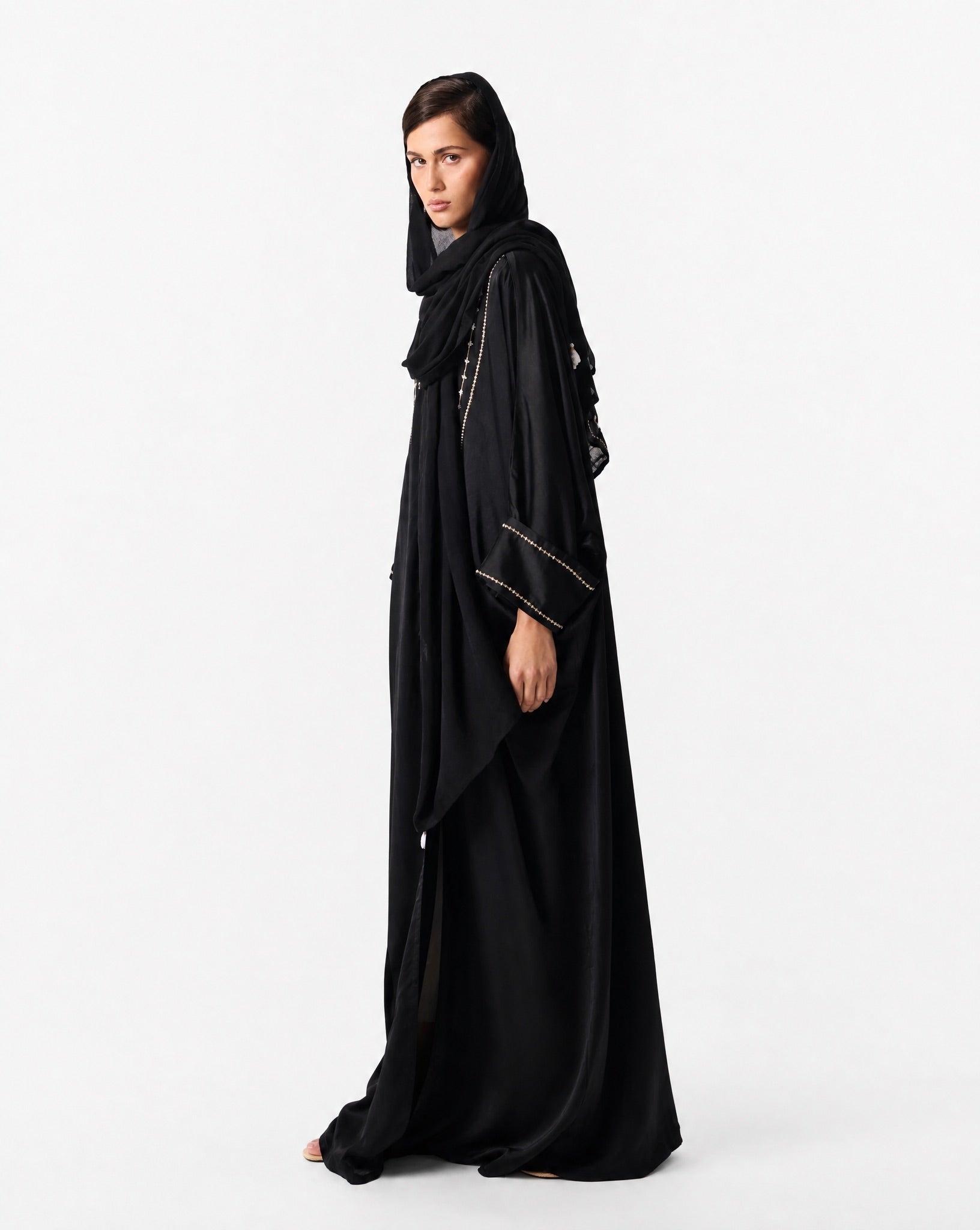 SUM1004 ABAYA - NORA AL SHAIKH - MIRA Y MANO