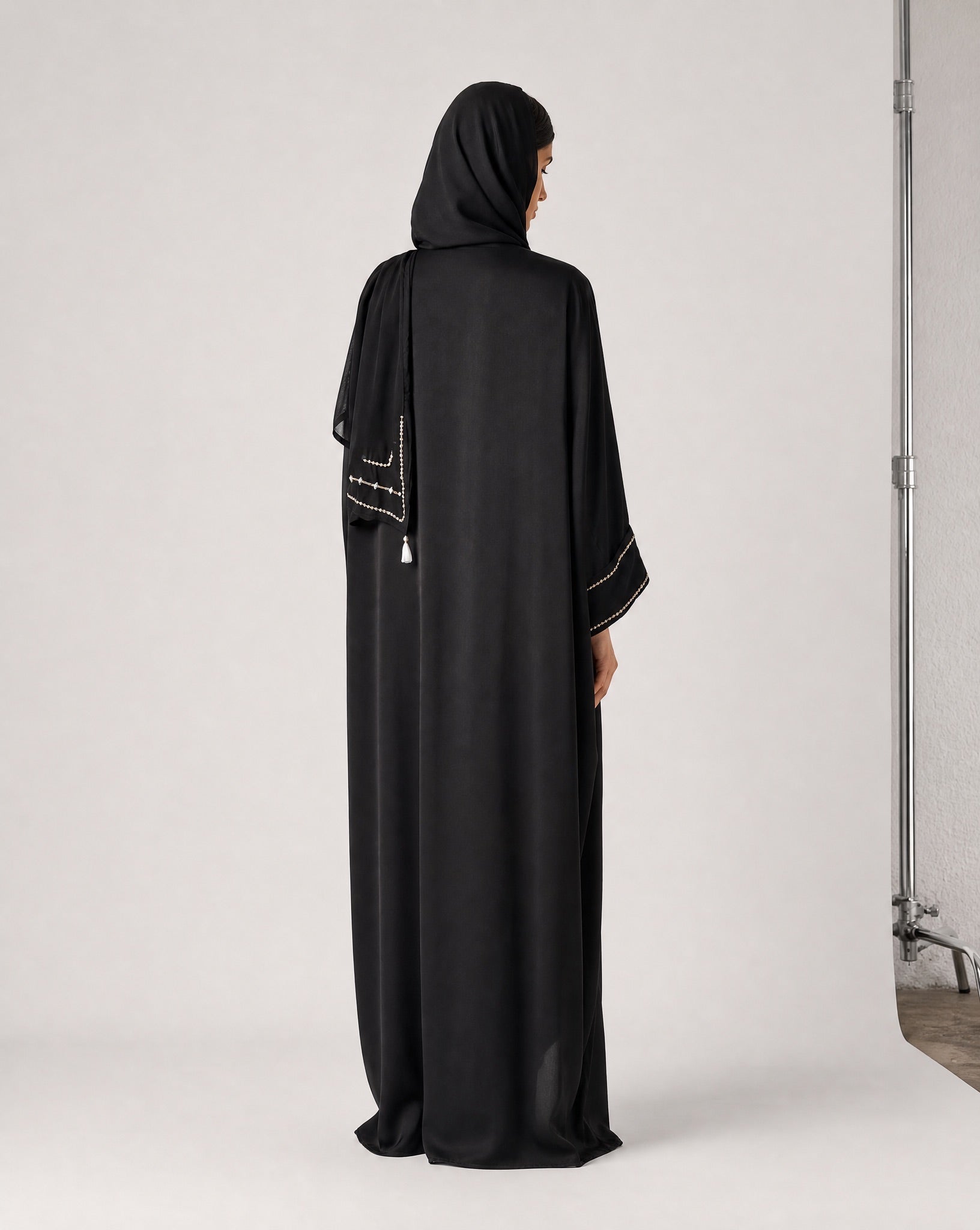 SUM1004 ABAYA - NORA AL SHAIKH - MIRA Y MANO