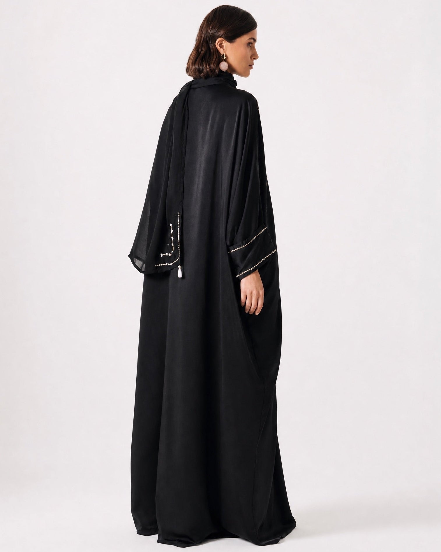 SUM1004 ABAYA - NORA AL SHAIKH - MIRA Y MANO
