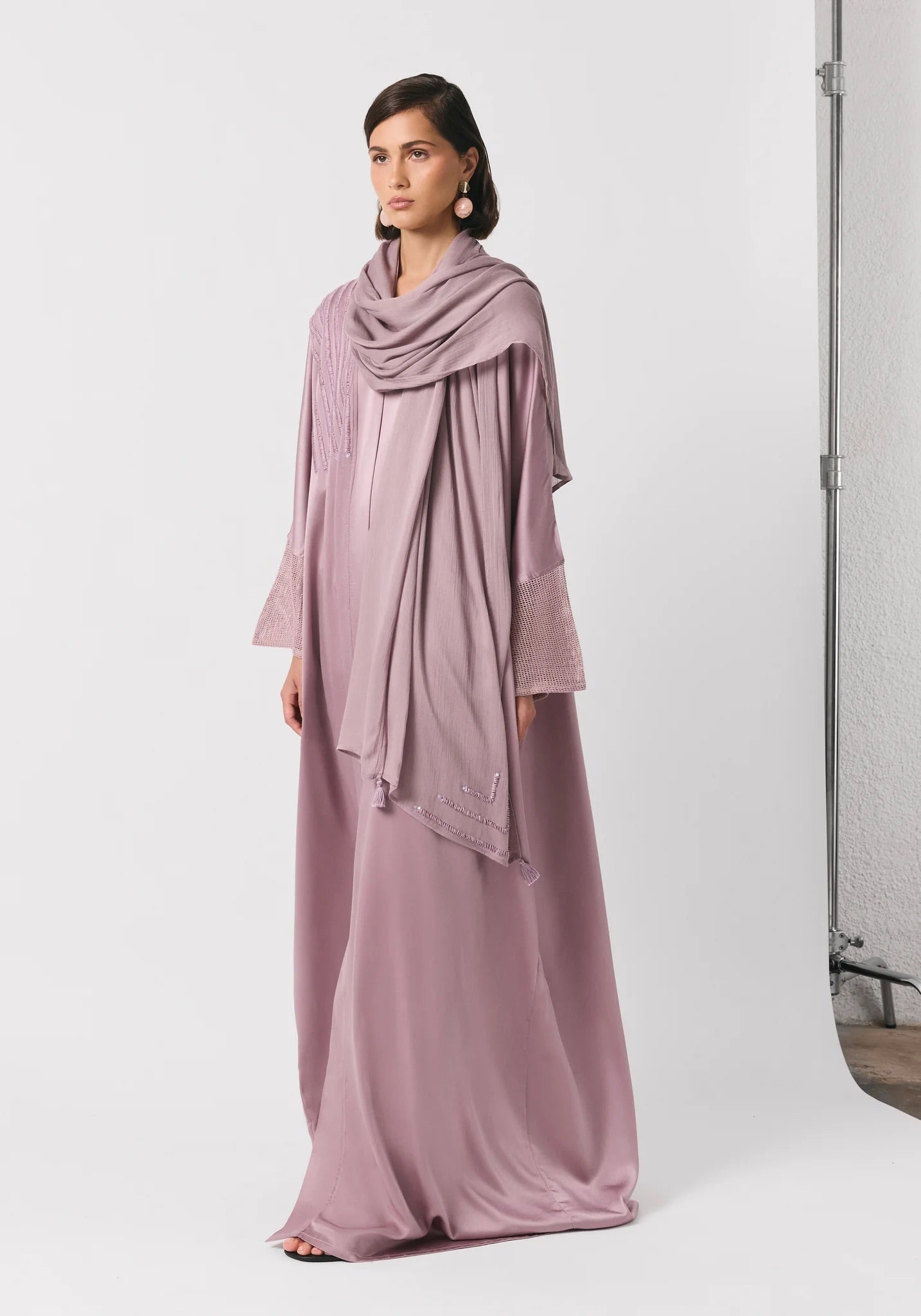 SUM1006 ABAYA - NORA AL SHAIKH - MIRA Y MANO