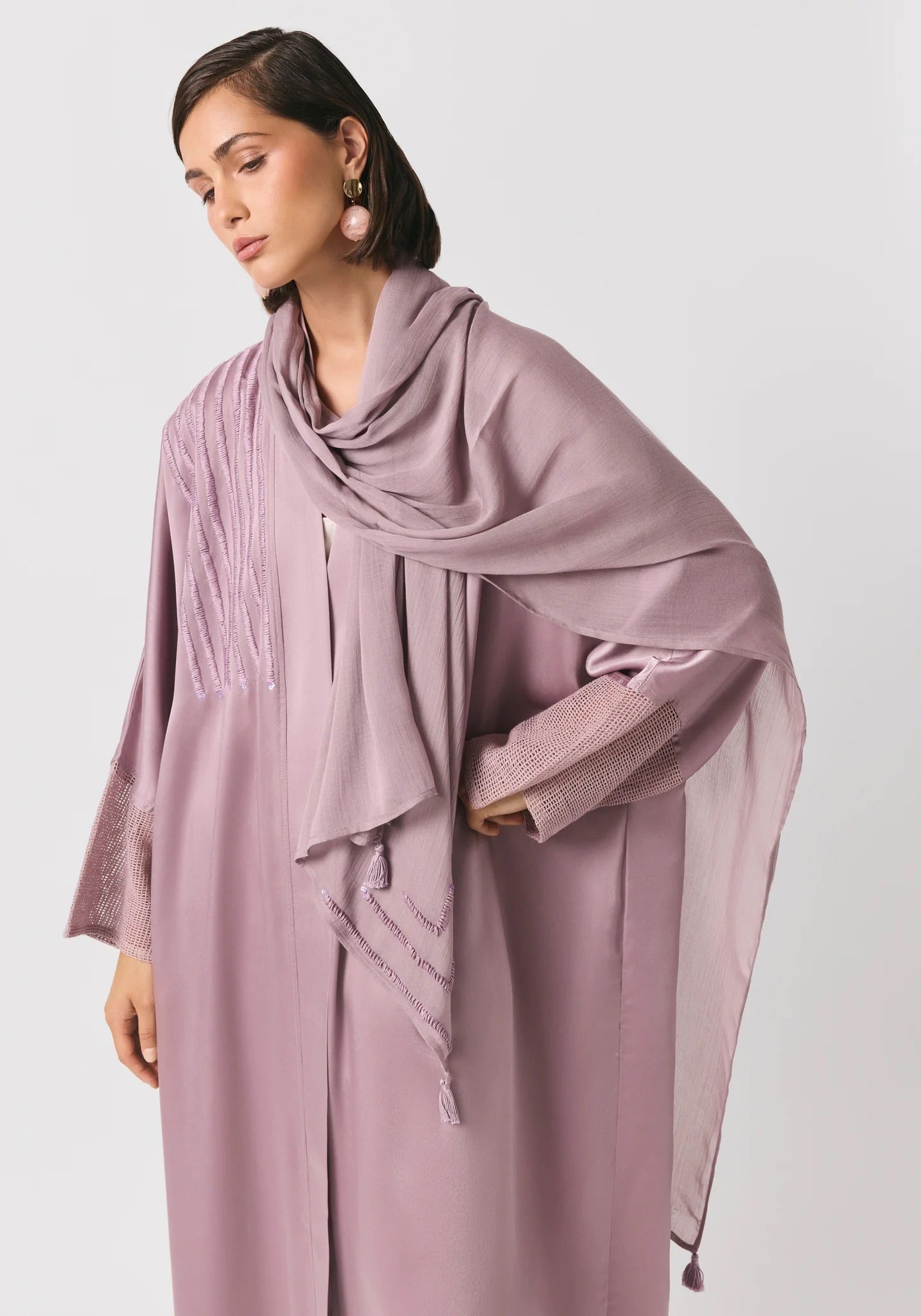 SUM1006 ABAYA - NORA AL SHAIKH - MIRA Y MANO