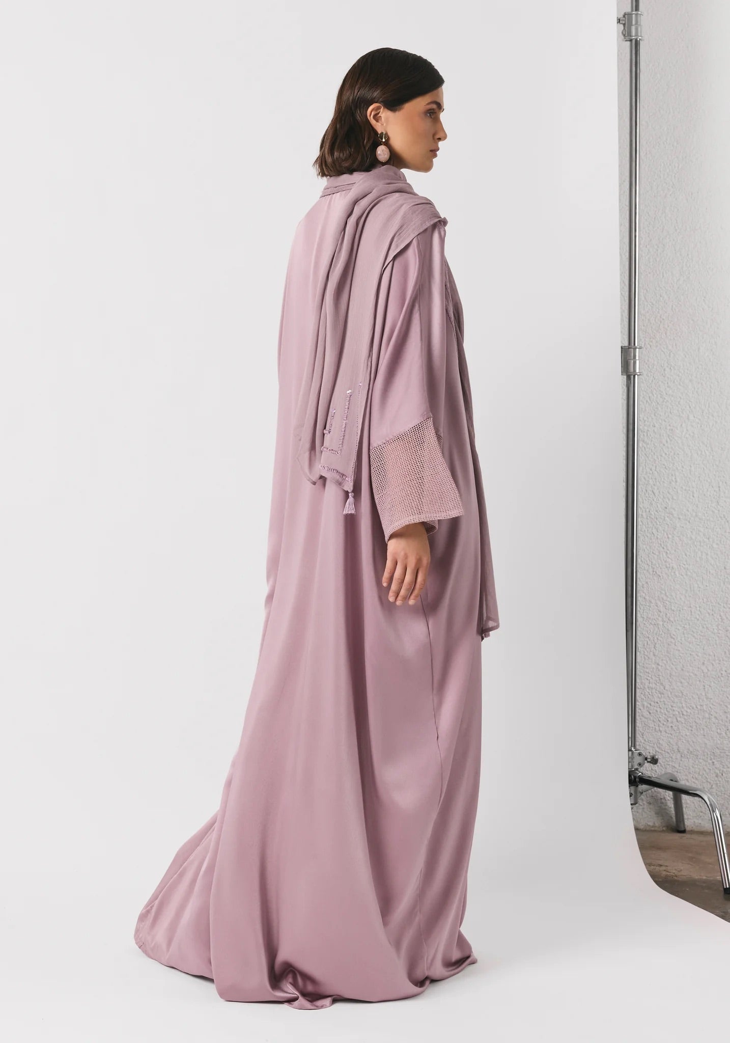 SUM1006 ABAYA - NORA AL SHAIKH - MIRA Y MANO