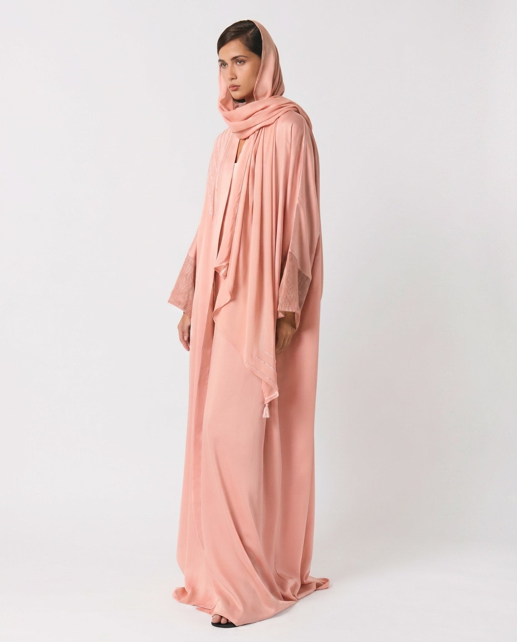 SUM1007 ABAYA - NORA AL SHAIKH - MIRA Y MANO