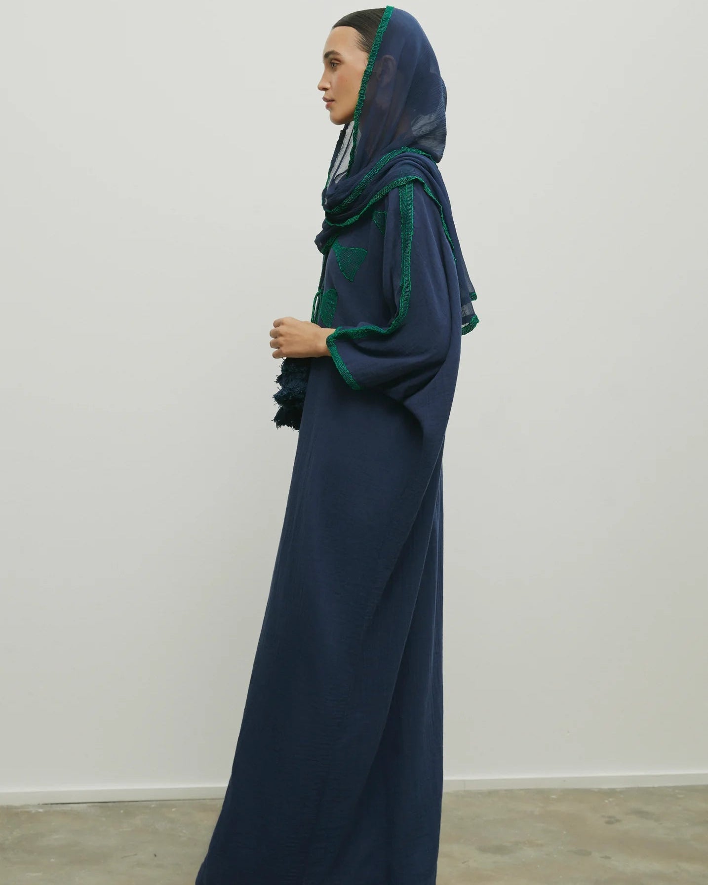 TASSEL ABAYA - NORA AL SHAIKH - MIRA Y MANO