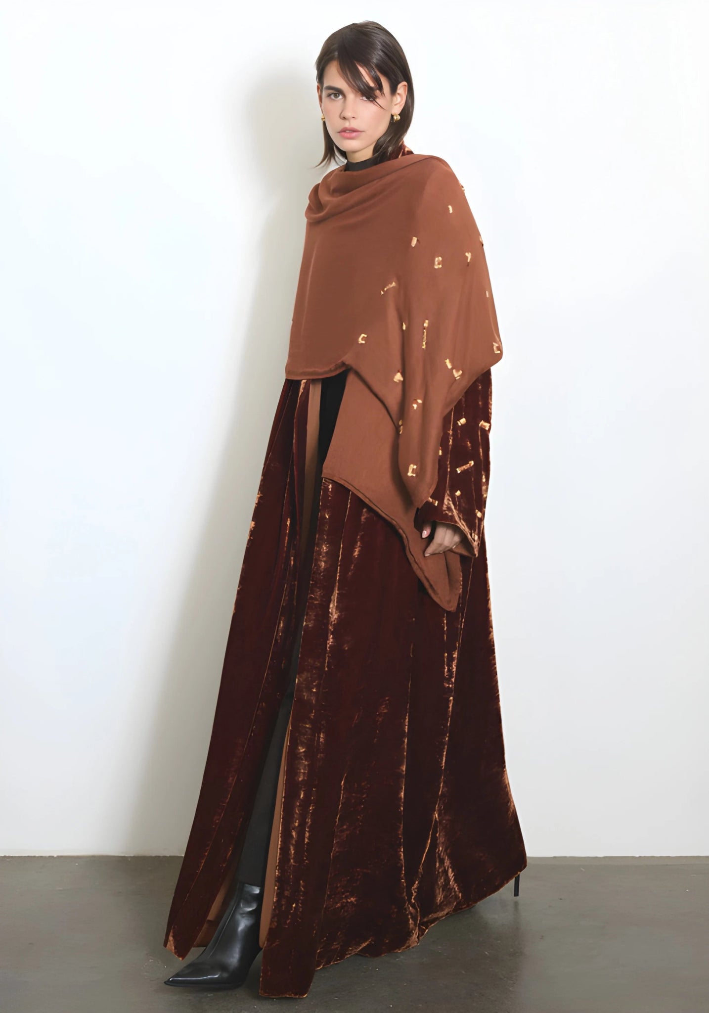 VELVET ABAYA - CL - NORA AL SHAIKH - MIRA Y MANO