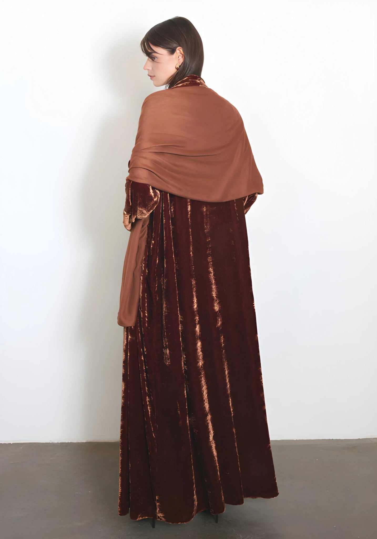 VELVET ABAYA - CL - NORA AL SHAIKH - MIRA Y MANO