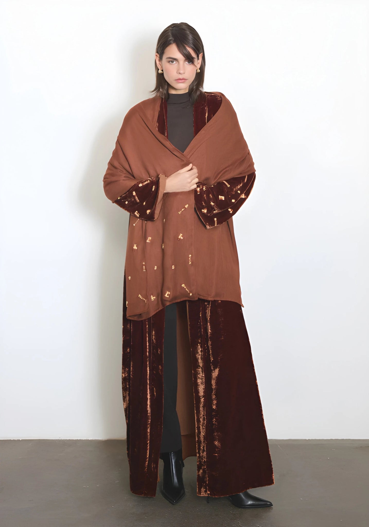 VELVET ABAYA - CL - NORA AL SHAIKH - MIRA Y MANO
