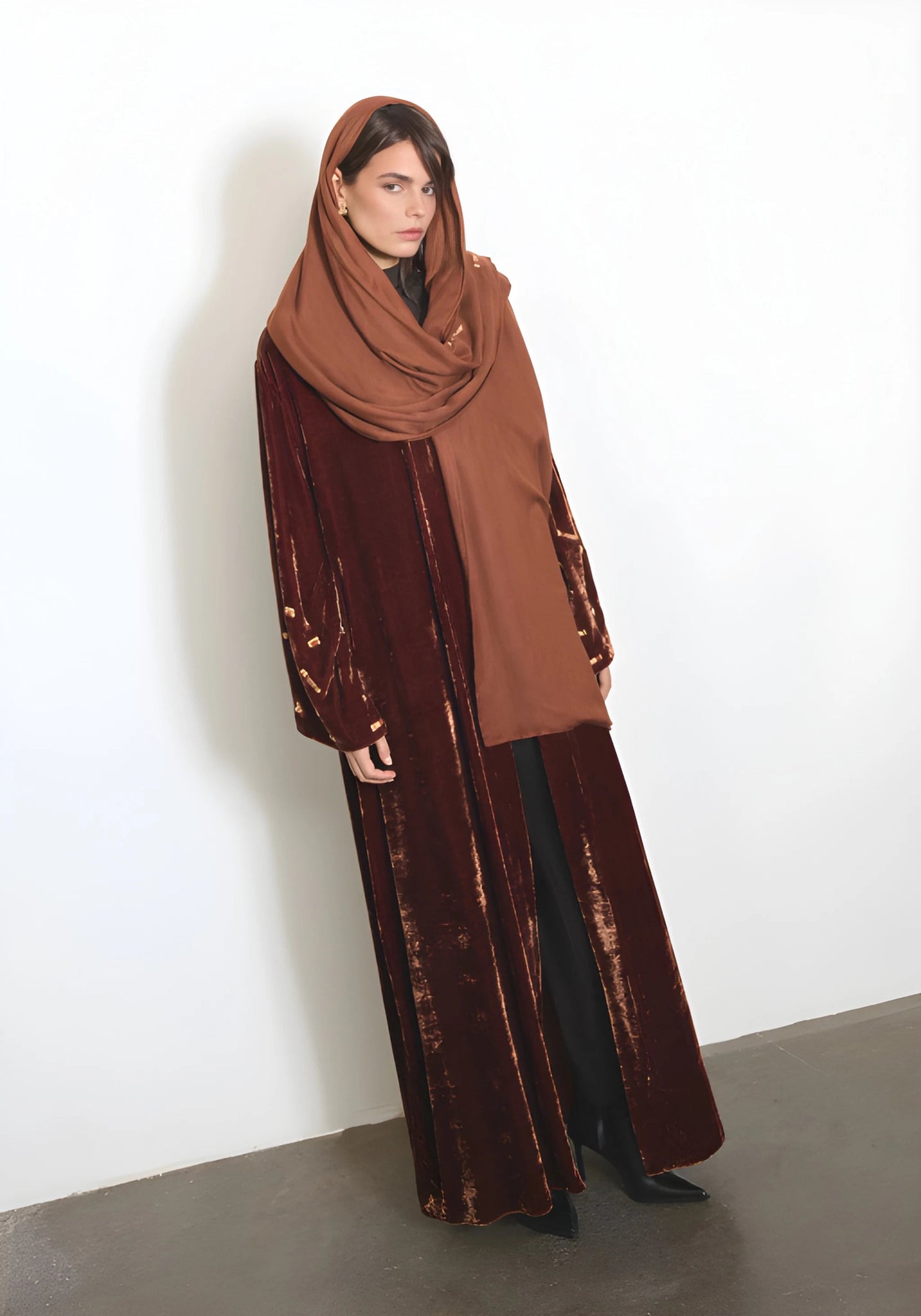 VELVET ABAYA - CL - NORA AL SHAIKH - MIRA Y MANO