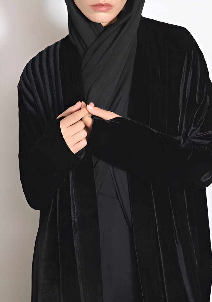 VELVET GLOVES - BLK ABAYA - NORA AL SHAIKH - MIRA Y MANO