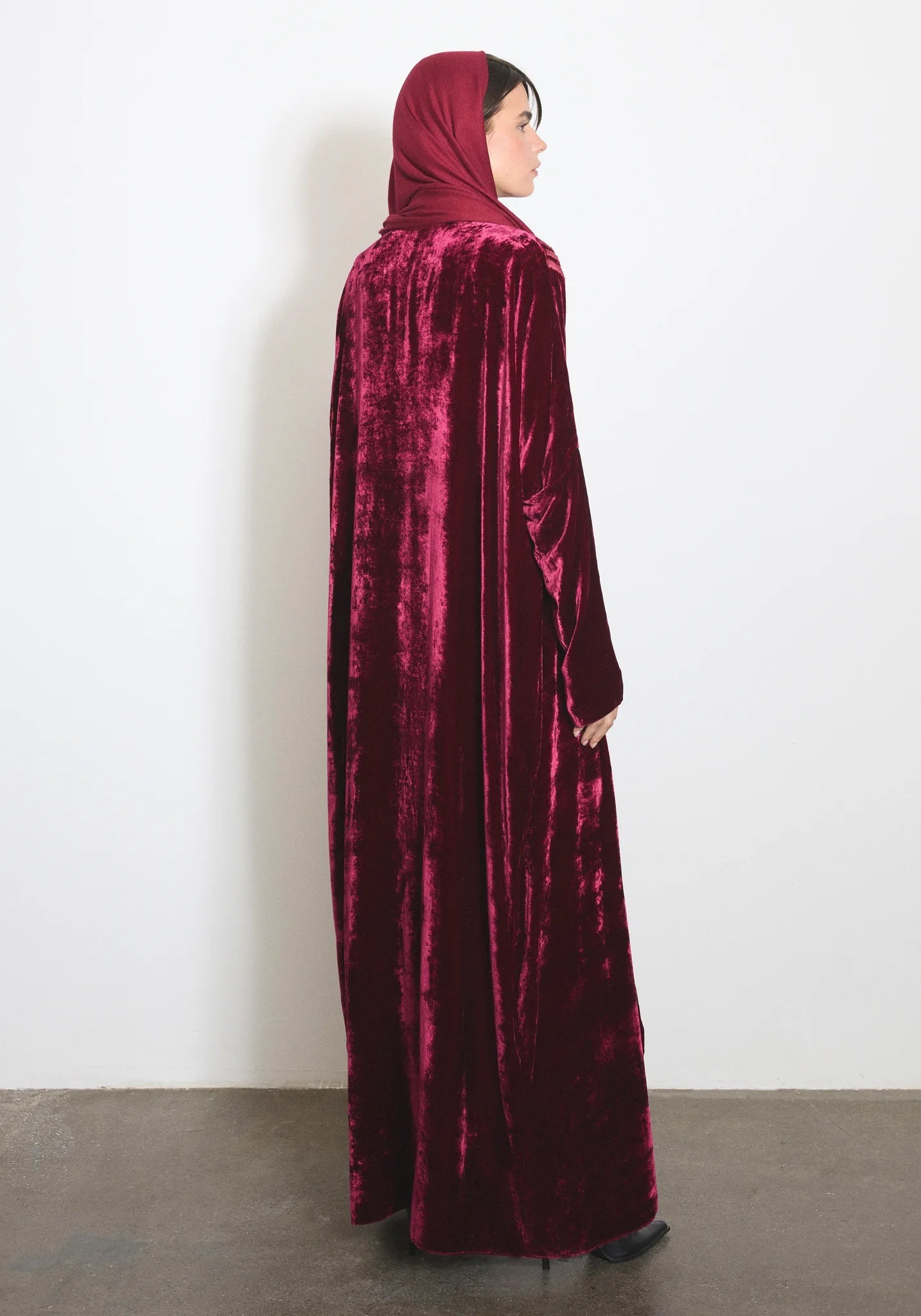 VELVET GLOVES - R ABAYA - NORA AL SHAIKH - MIRA Y MANO