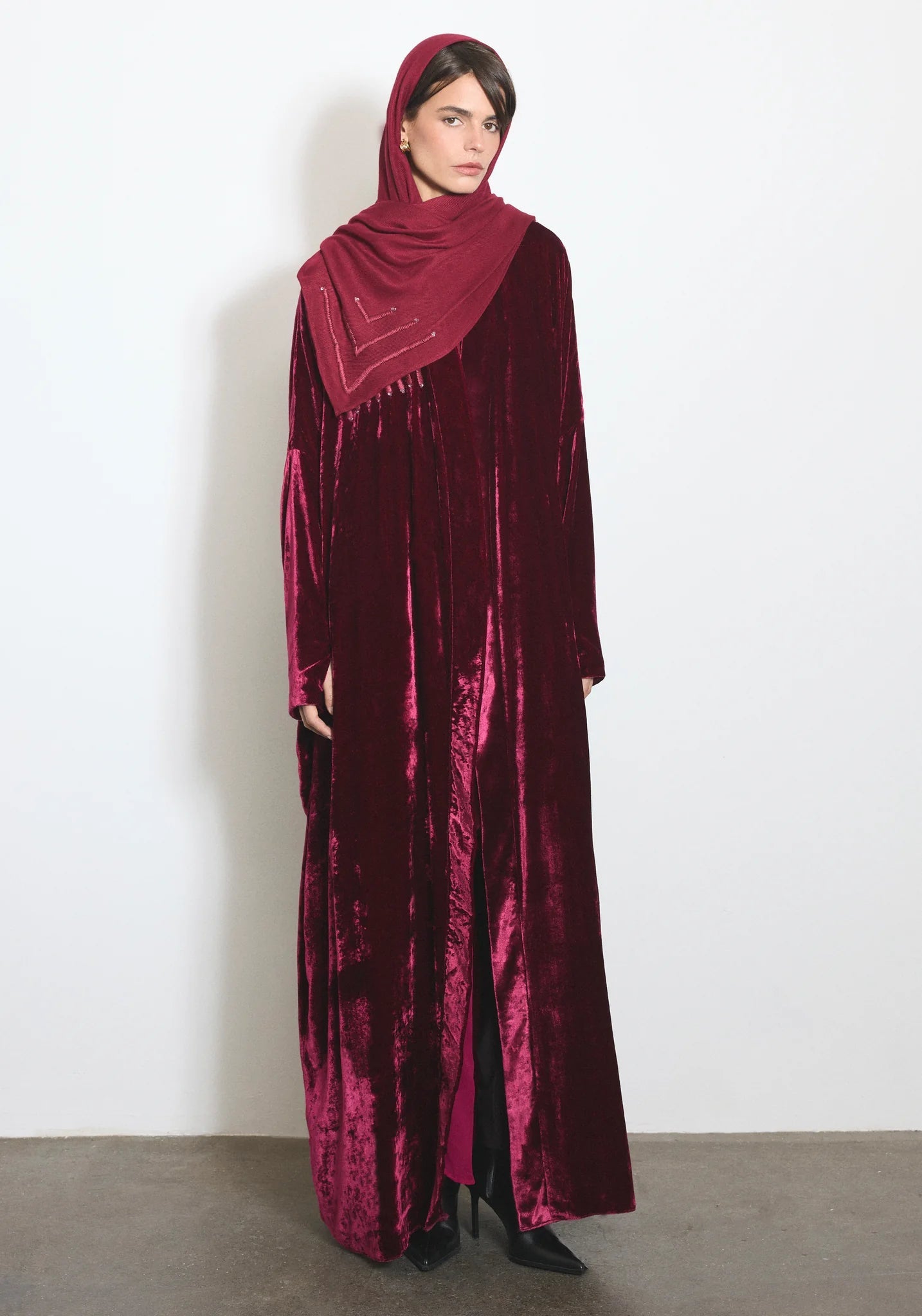 VELVET GLOVES - R ABAYA - NORA AL SHAIKH - MIRA Y MANO