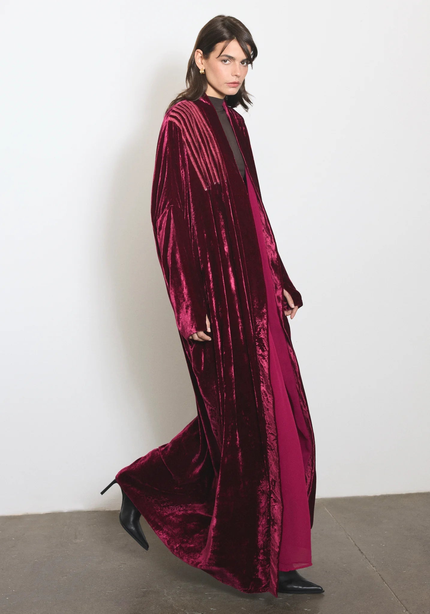 VELVET GLOVES - R ABAYA - NORA AL SHAIKH - MIRA Y MANO