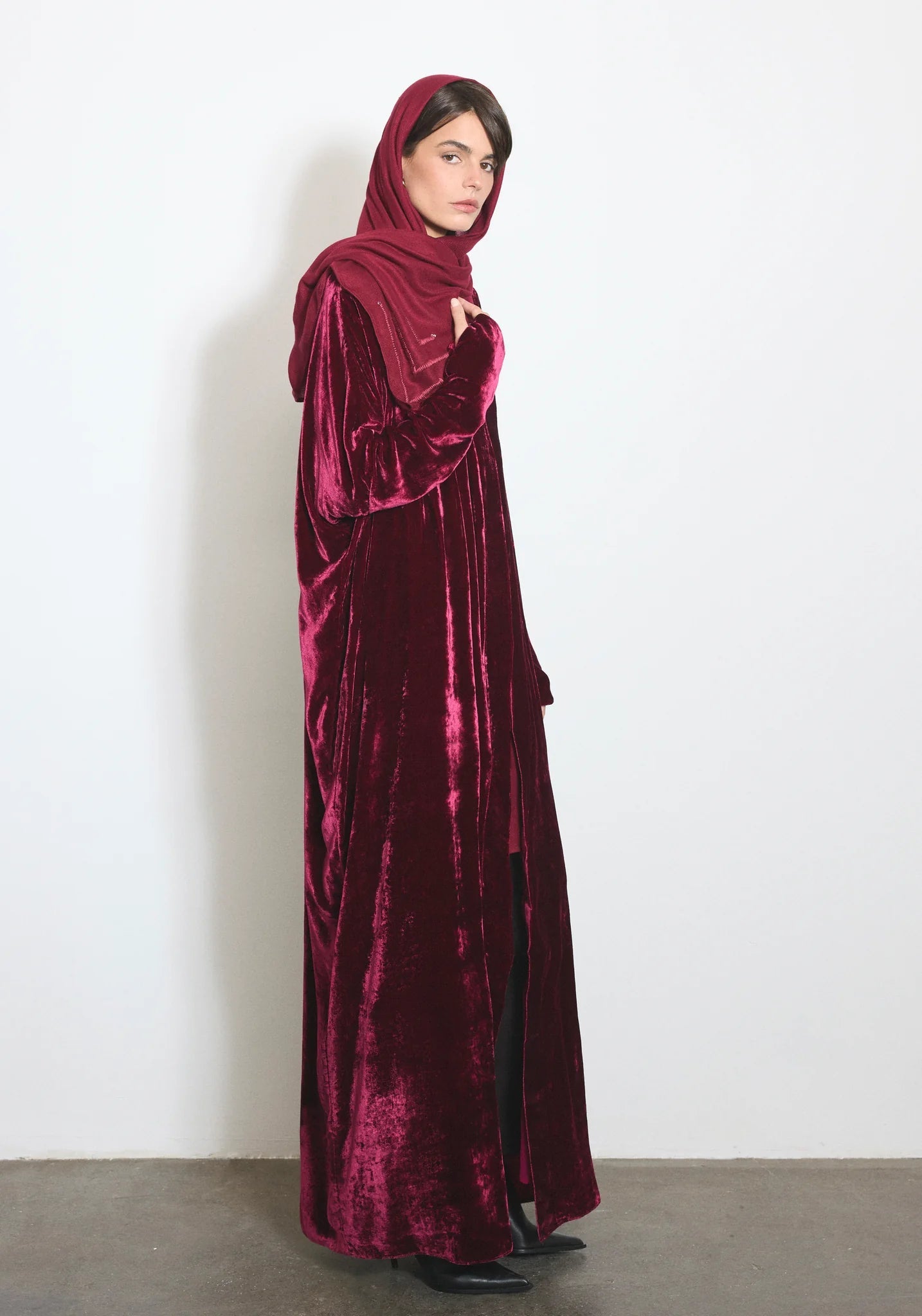 VELVET GLOVES - R ABAYA - NORA AL SHAIKH - MIRA Y MANO