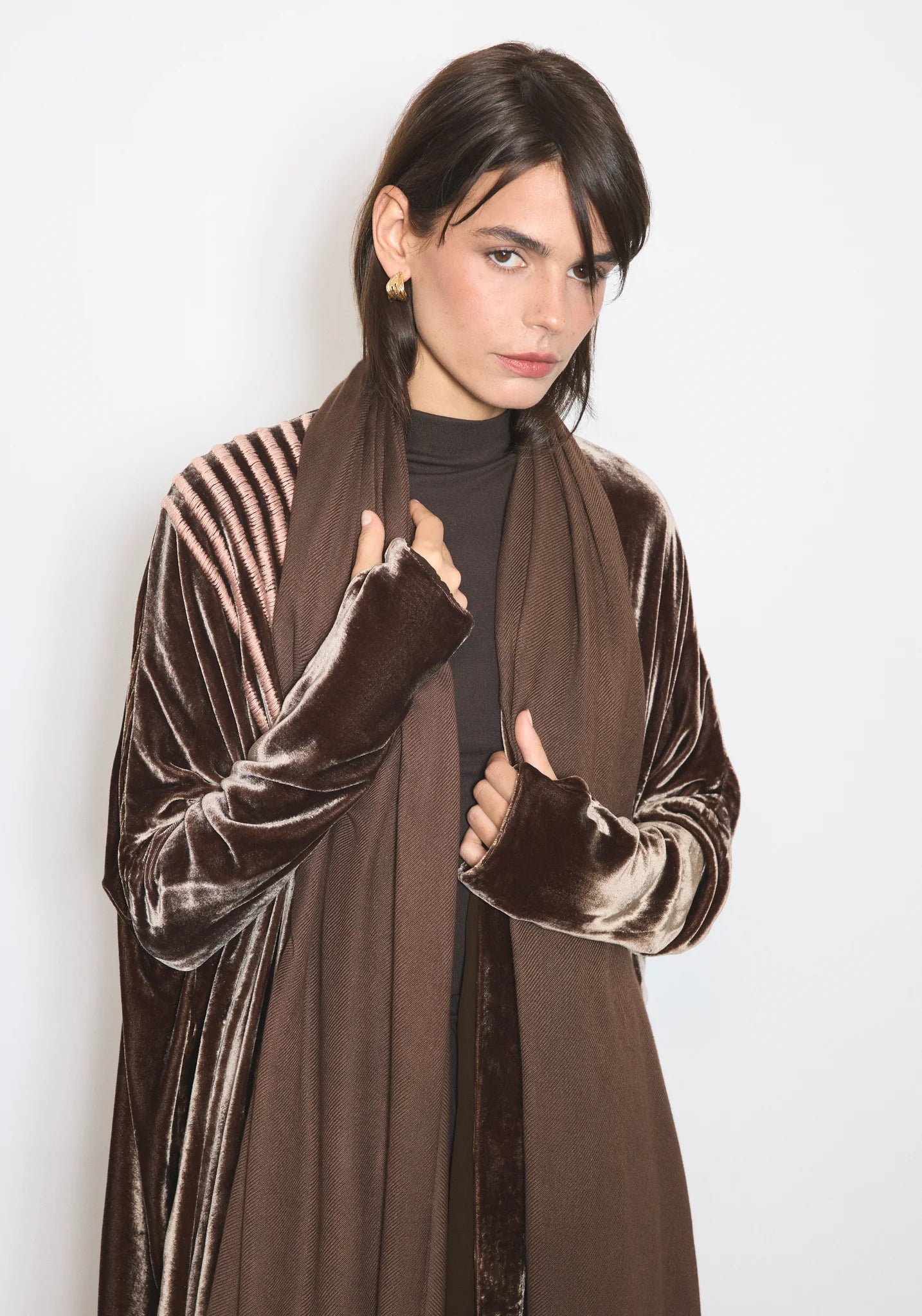 VELVET GLOVES - SB ABAYA - NORA AL SHAIKH - MIRA Y MANO
