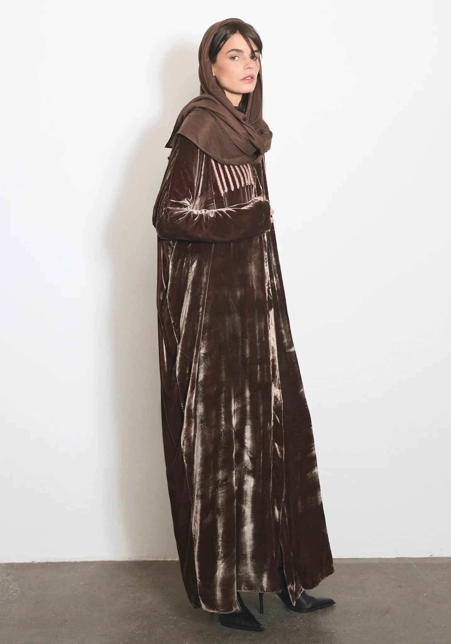 VELVET GLOVES - SB ABAYA - NORA AL SHAIKH - MIRA Y MANO