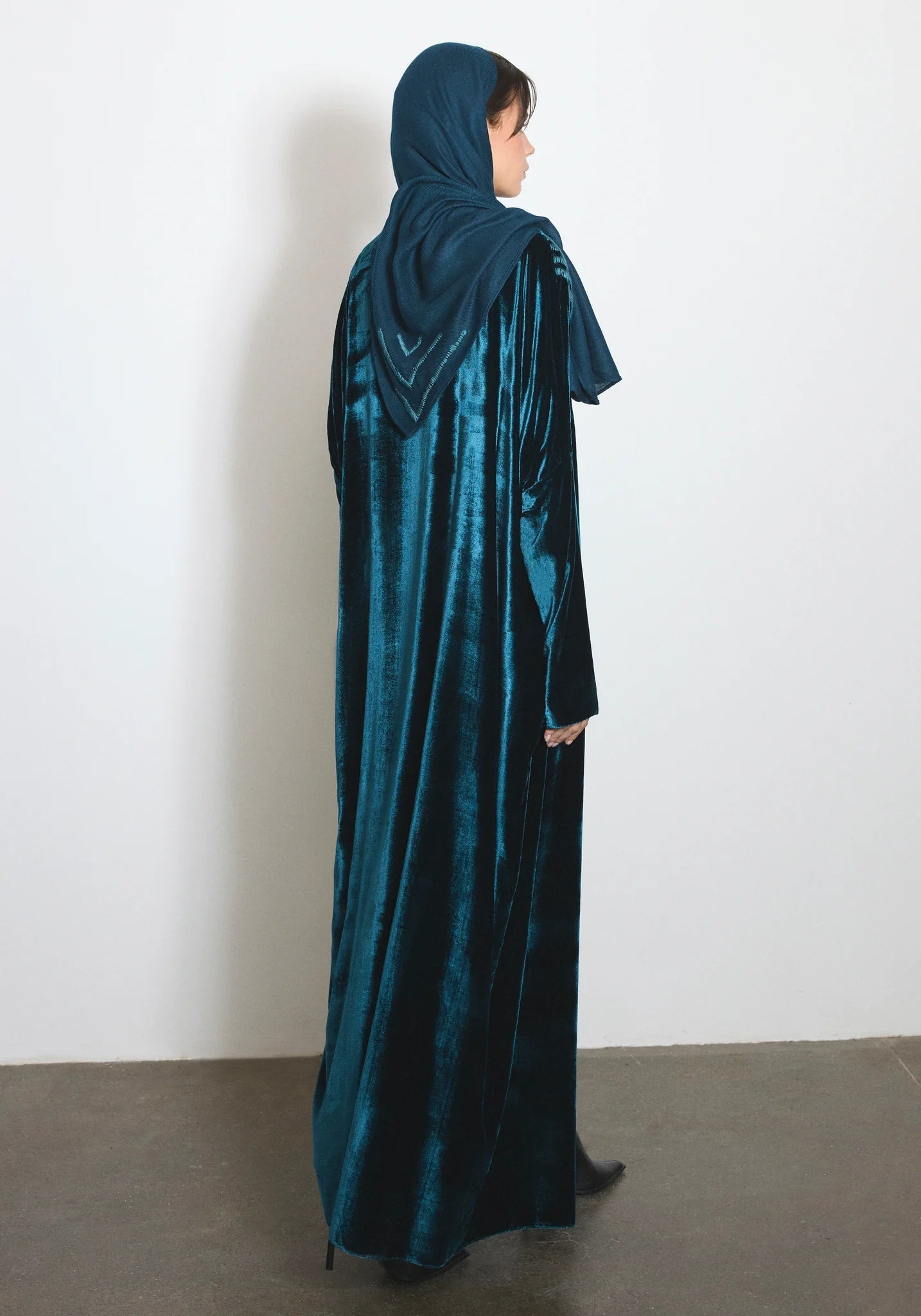VELVET GLOVES - T ABAYA - NORA AL SHAIKH - MIRA Y MANO