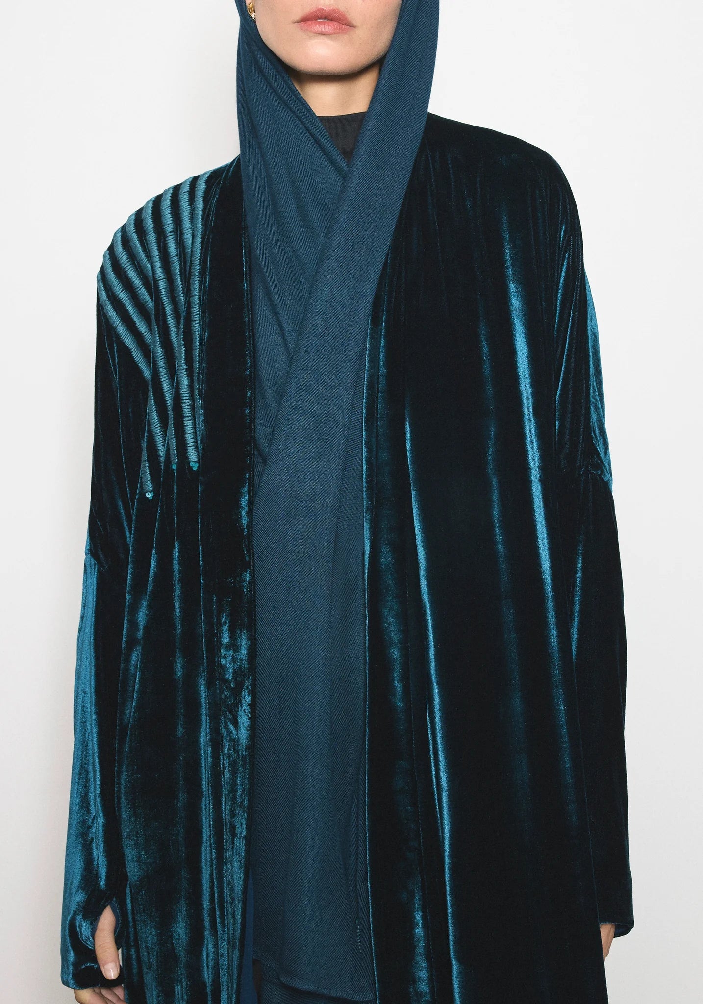 VELVET GLOVES - T ABAYA - NORA AL SHAIKH - MIRA Y MANO