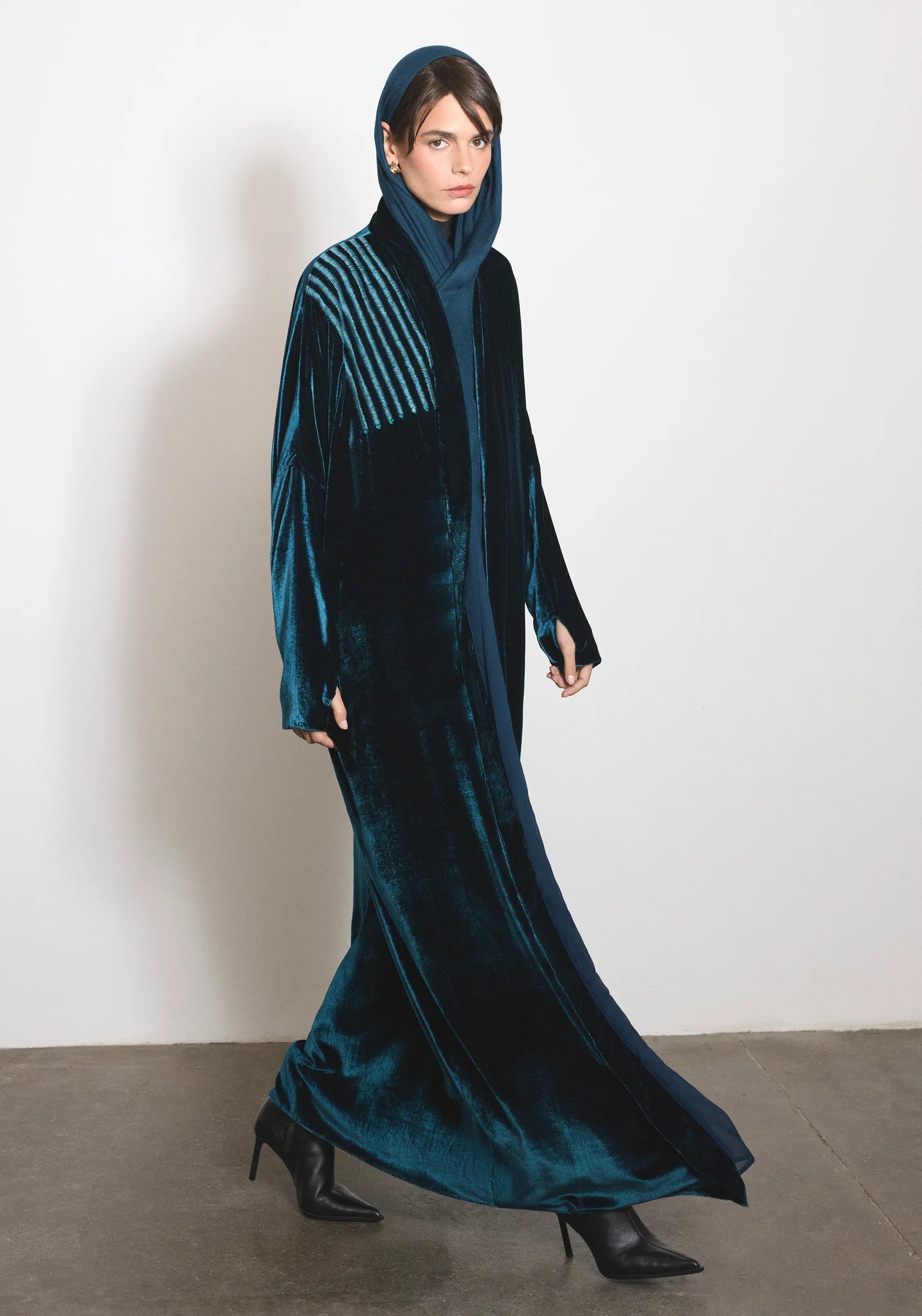 VELVET GLOVES - T ABAYA - NORA AL SHAIKH - MIRA Y MANO