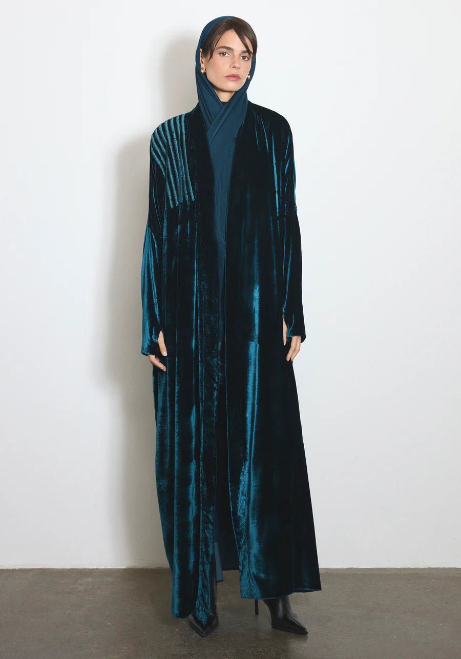 VELVET GLOVES - T ABAYA - NORA AL SHAIKH - MIRA Y MANO