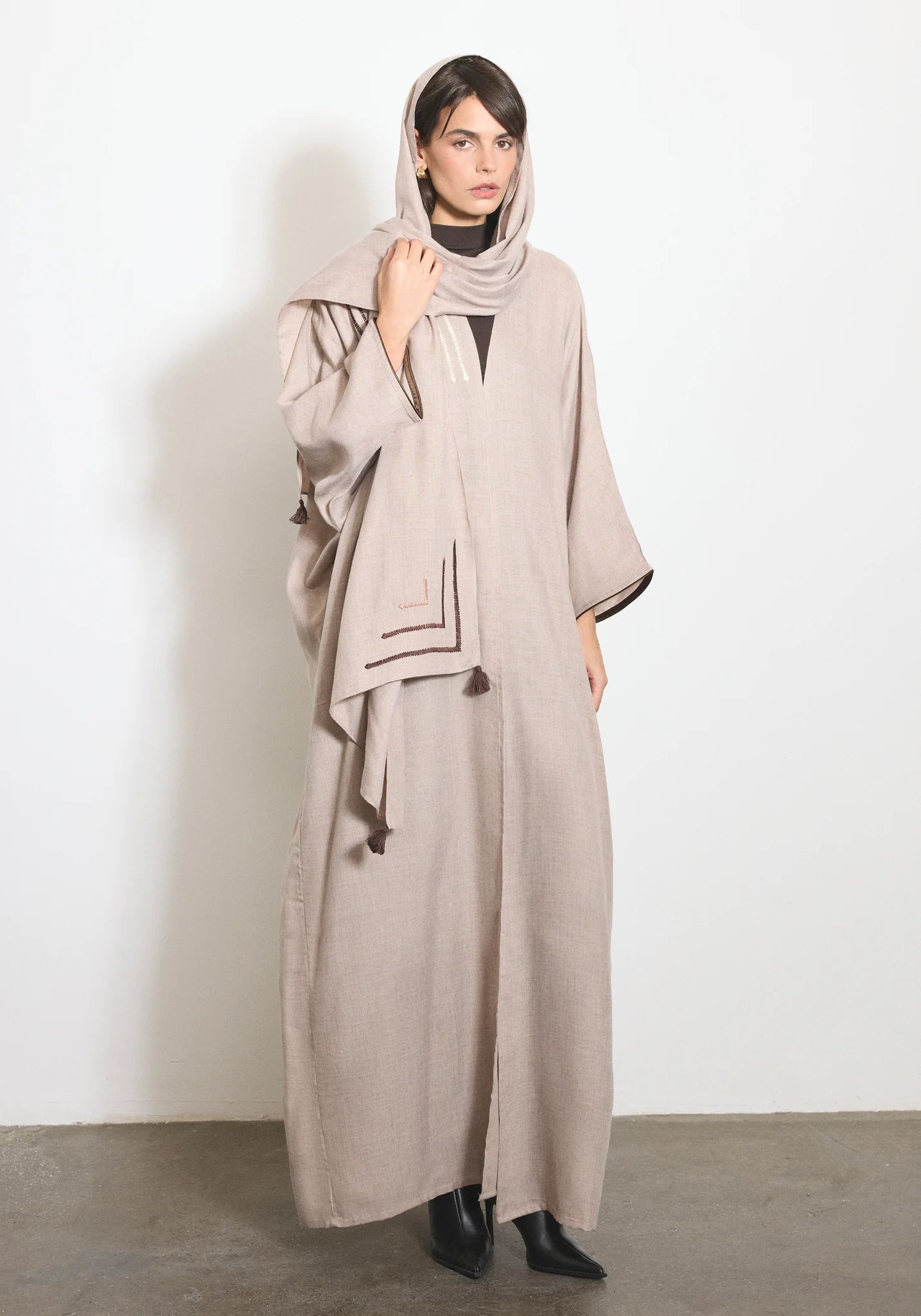 WOOL ABAYA - B - NORA AL SHAIKH - MIRA Y MANO