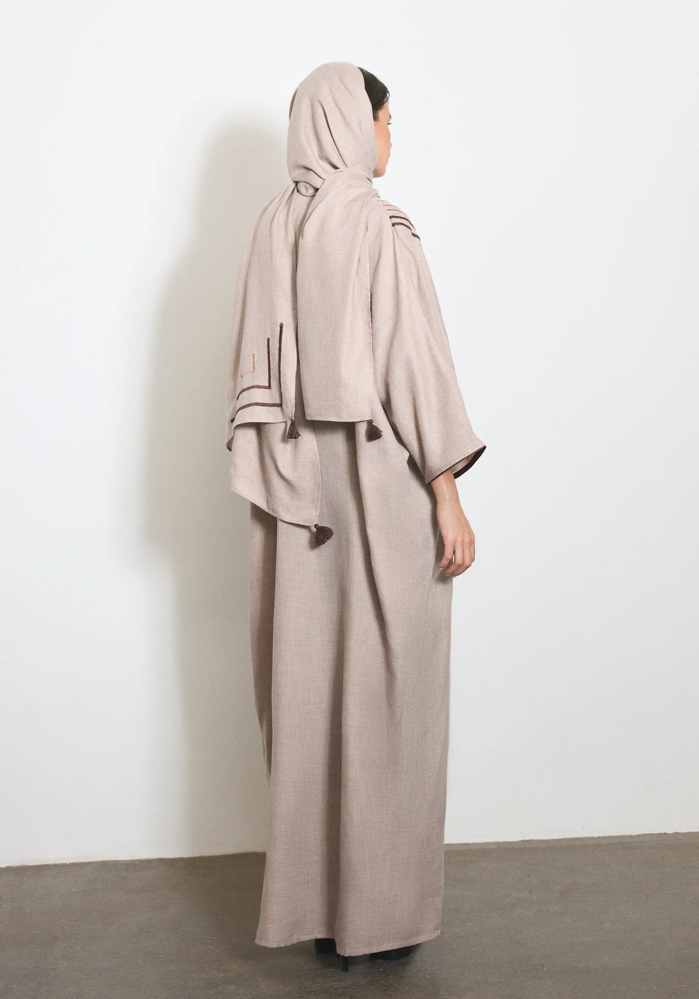 WOOL ABAYA - B - NORA AL SHAIKH - MIRA Y MANO
