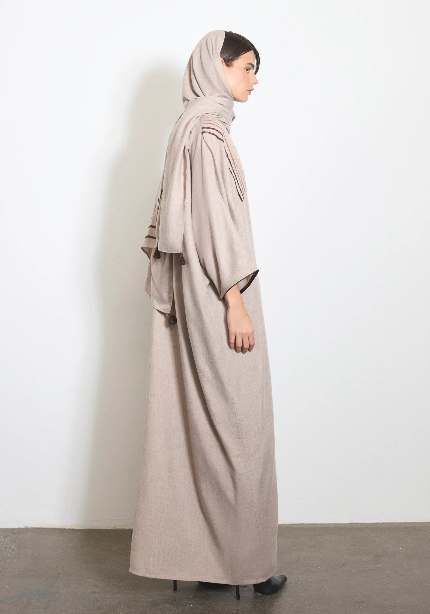 WOOL ABAYA - B - NORA AL SHAIKH - MIRA Y MANO