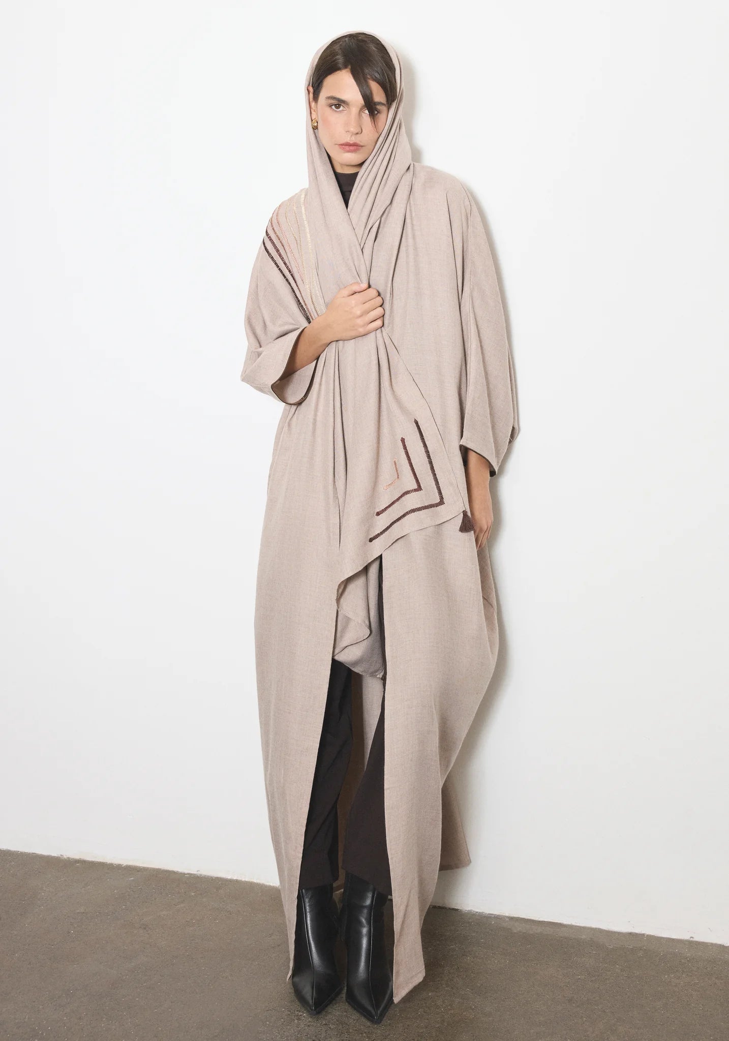 WOOL ABAYA - B - NORA AL SHAIKH - MIRA Y MANO