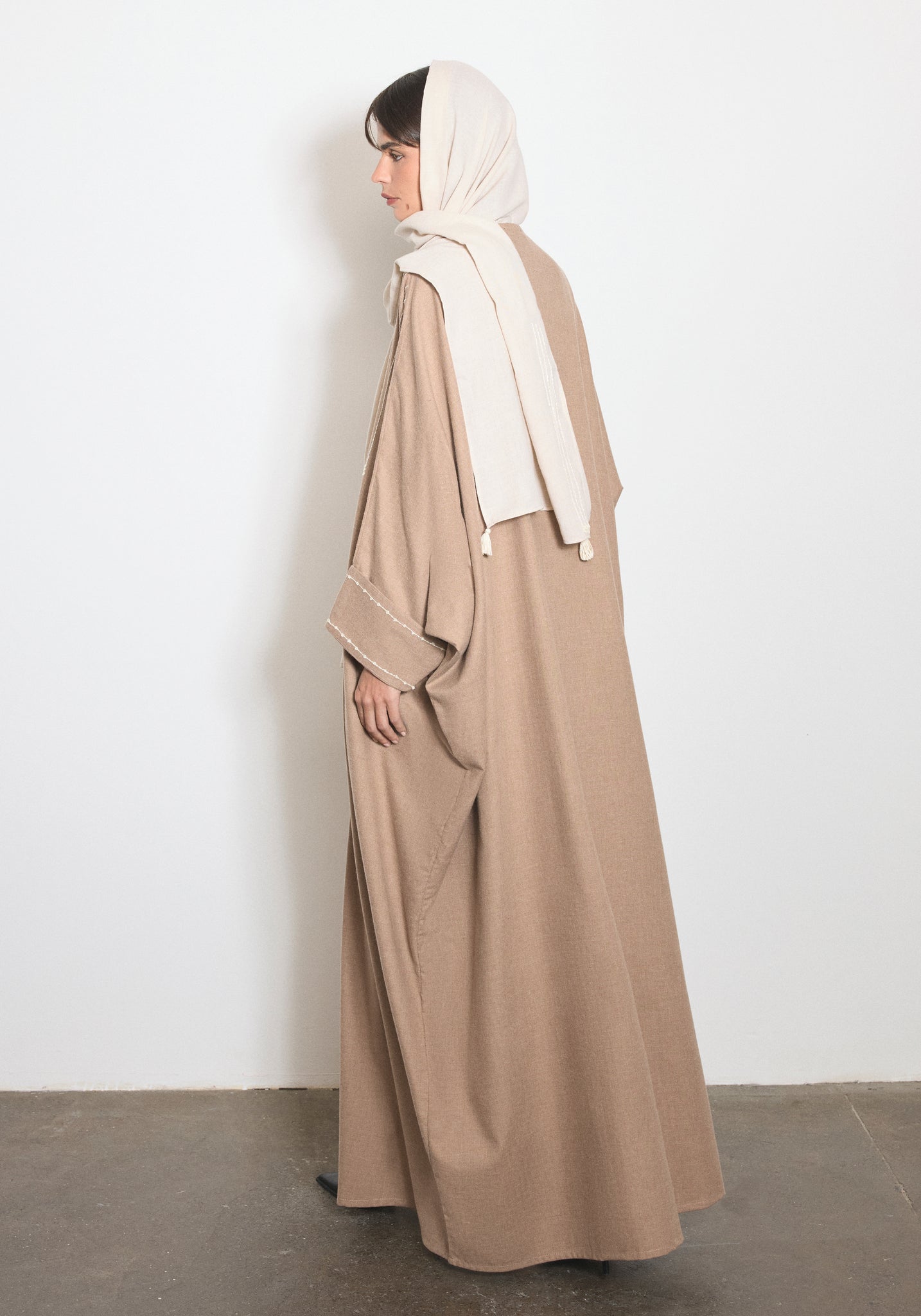 WOOL ABAYA - T - NORA AL SHAIKH - MIRA Y MANO
