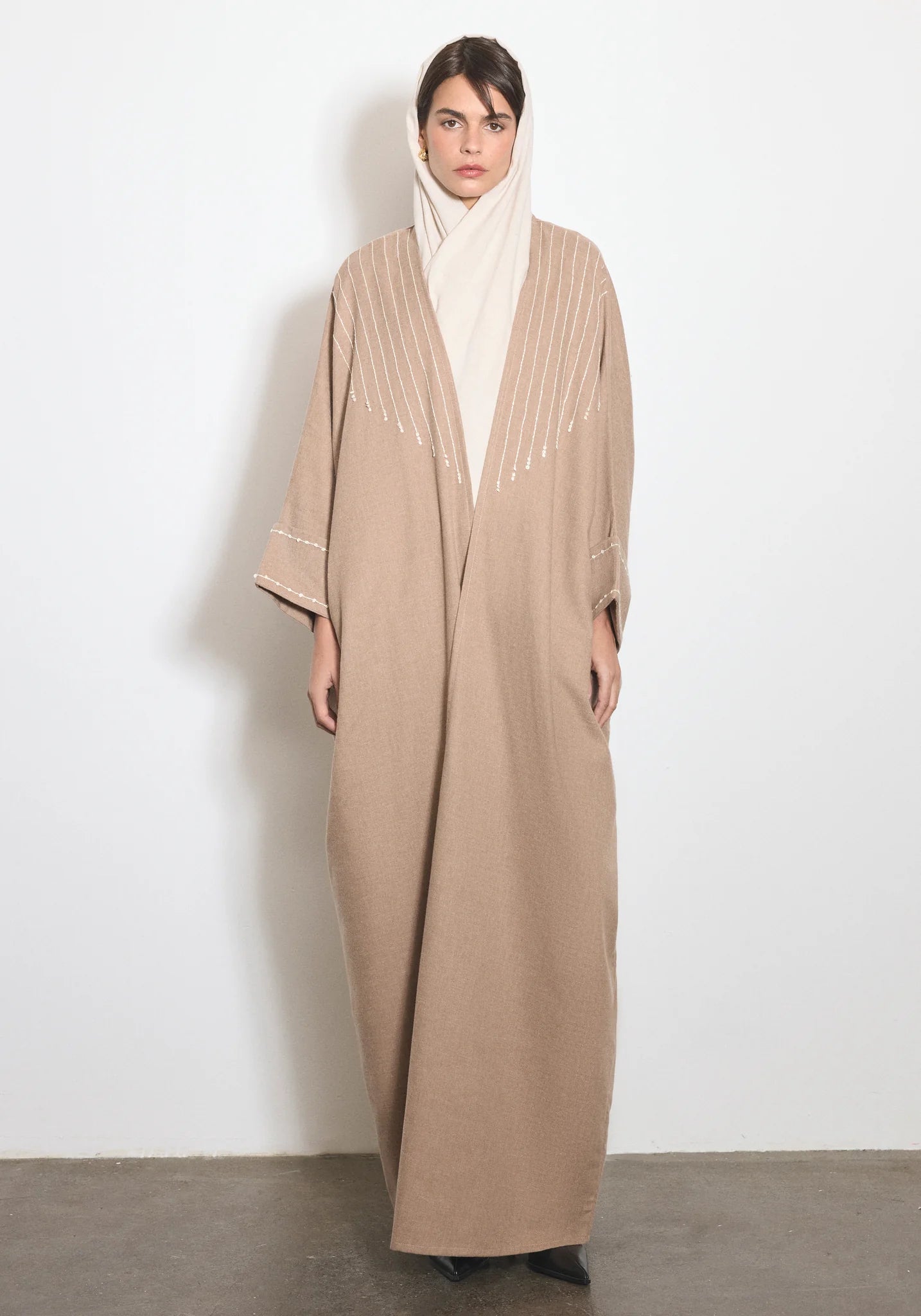 WOOL ABAYA - T - NORA AL SHAIKH - MIRA Y MANO