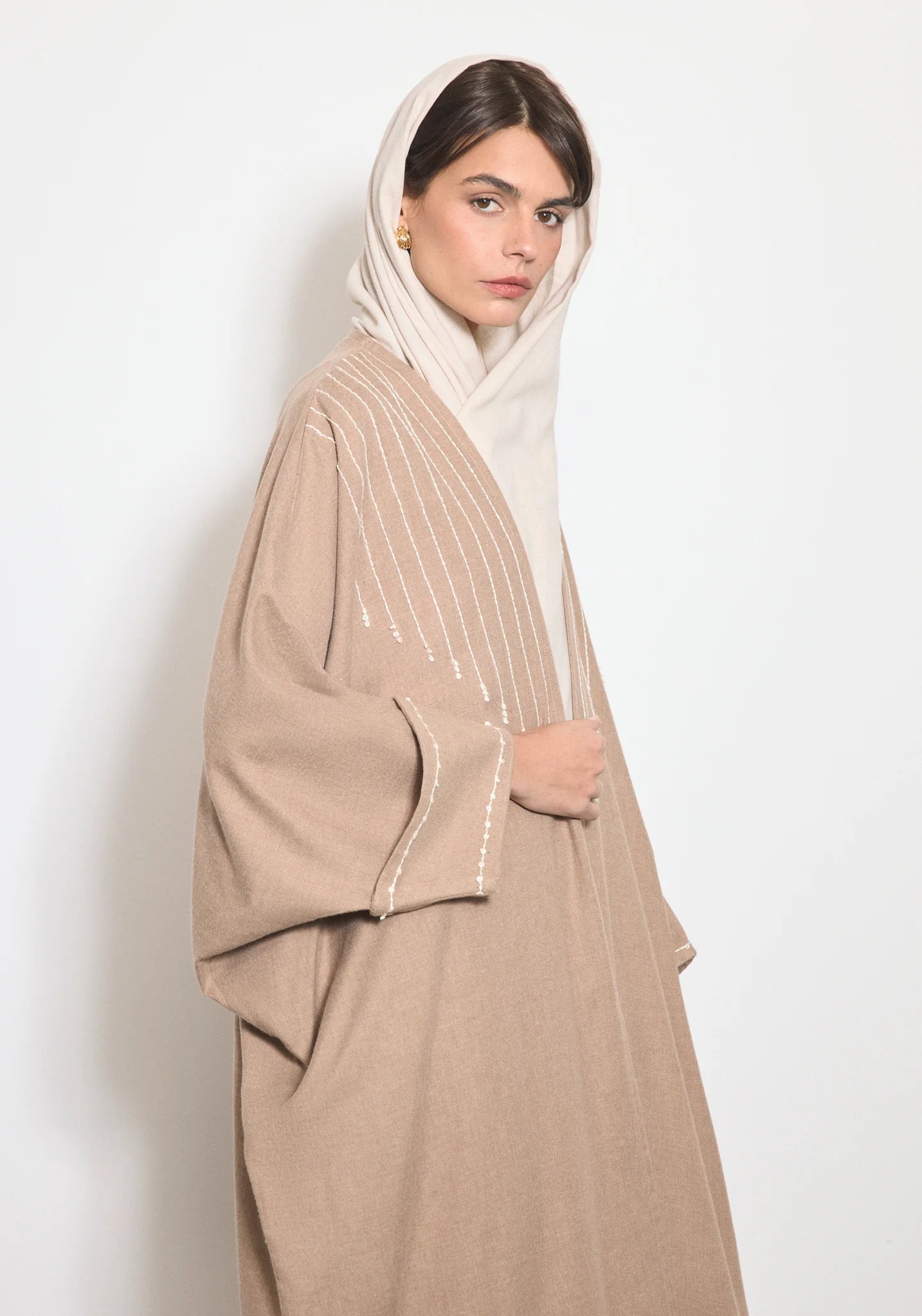 WOOL ABAYA - T - NORA AL SHAIKH - MIRA Y MANO