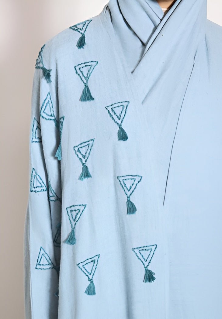 WOOL TRIANGLE - BL ABAYA - NORA AL SHAIKH - MIRA Y MANO