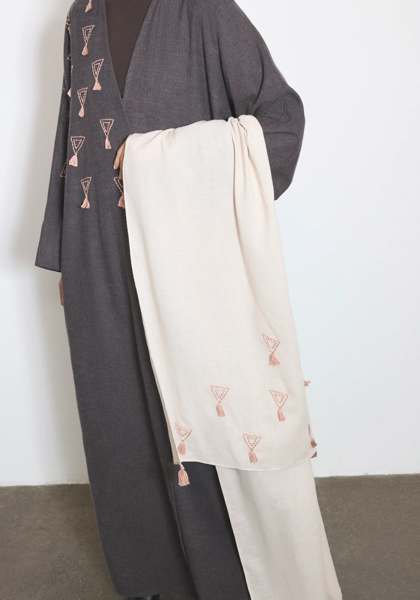 WOOL TRIANGLE - BRWN ABAYA - NORA AL SHAIKH - MIRA Y MANO