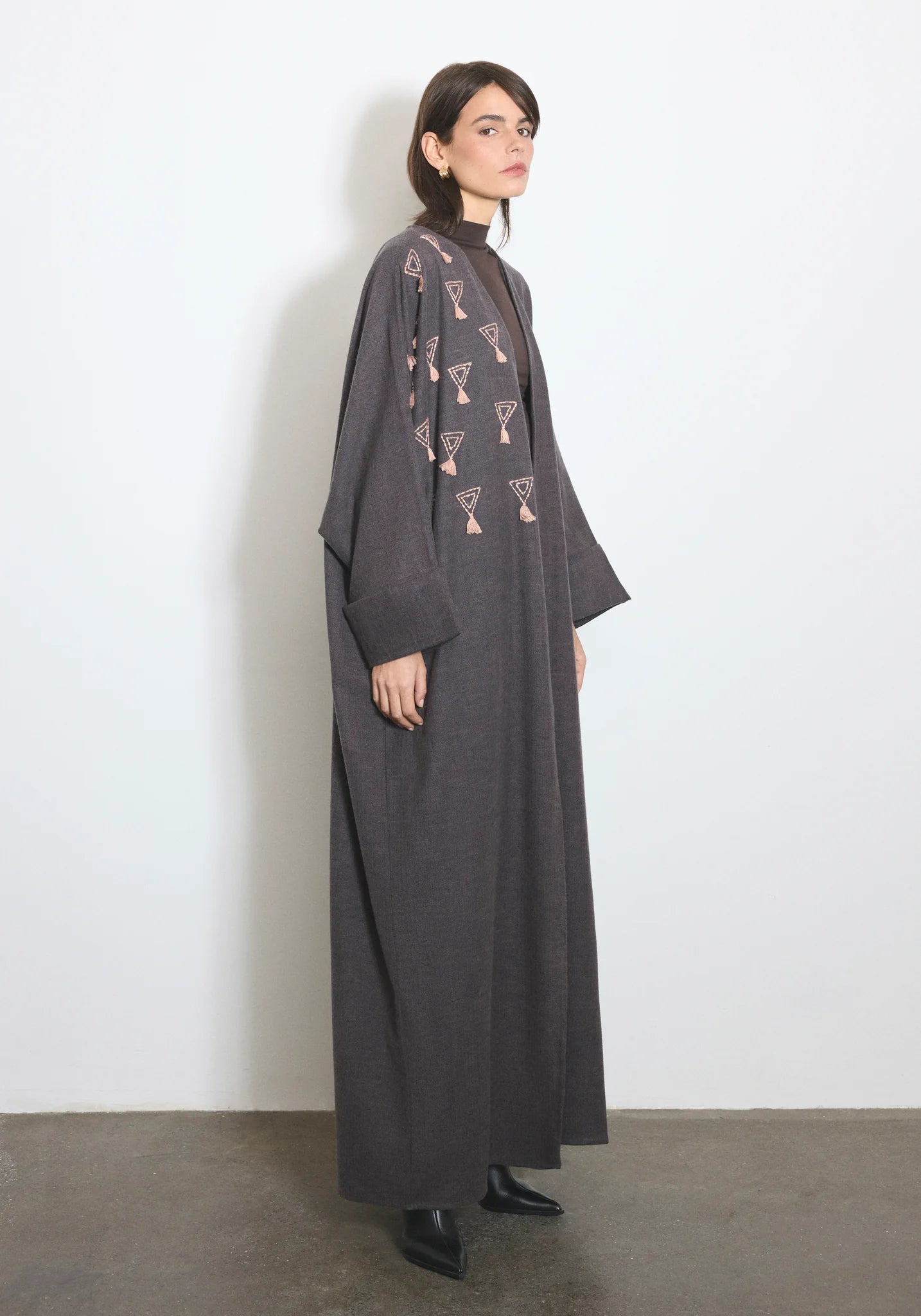 WOOL TRIANGLE - BRWN ABAYA - NORA AL SHAIKH - MIRA Y MANO