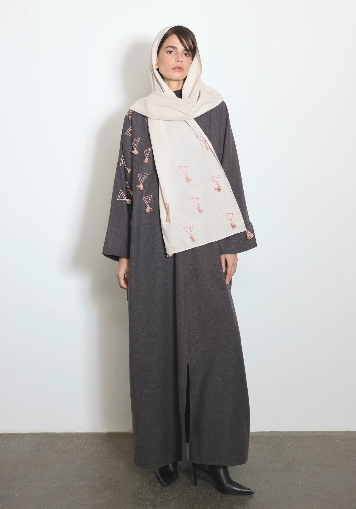 WOOL TRIANGLE - BRWN ABAYA - NORA AL SHAIKH - MIRA Y MANO