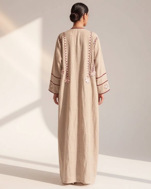 NF-AB-JADEELAH BE ABAYA - NOUF FETAIHI - MIRA Y MANO