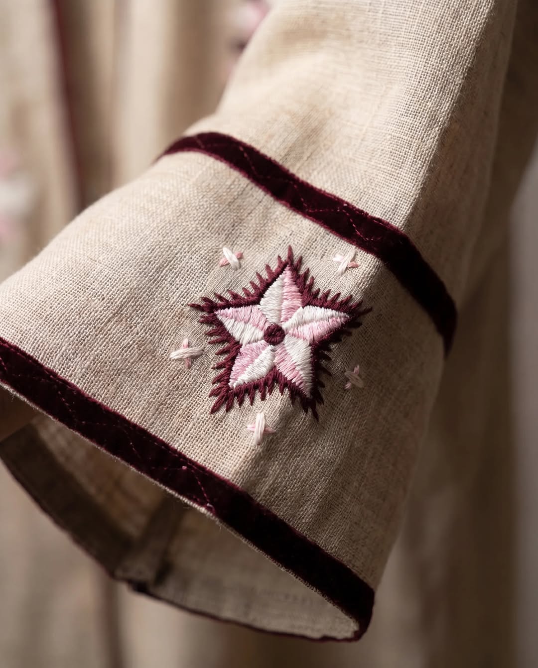 NF-AB-JADEELAH BE ABAYA - NOUF FETAIHI - MIRA Y MANO
