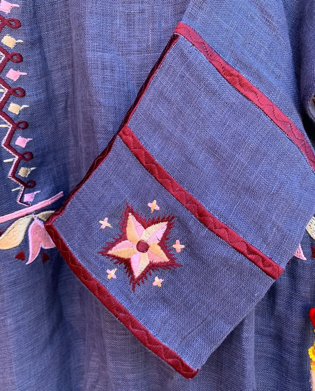 NF-AB-JADEELAH BL ABAYA - NOUF FETAIHI - MIRA Y MANO