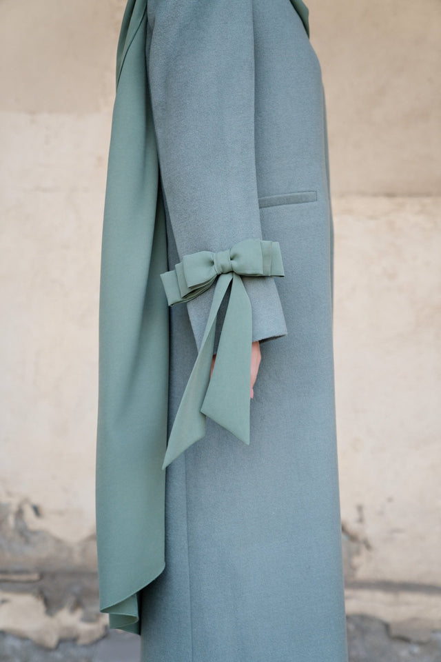 FW24NA - 1 - GR COAT - NOUR ABDUL - MIRA Y MANO