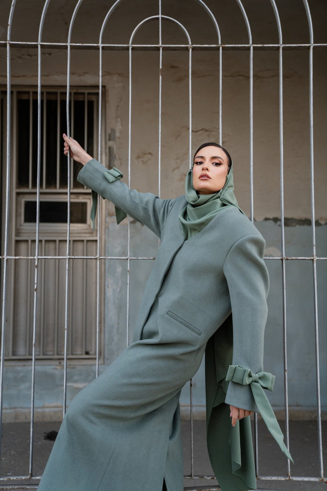 FW24NA - 1 - GR COAT - NOUR ABDUL - MIRA Y MANO