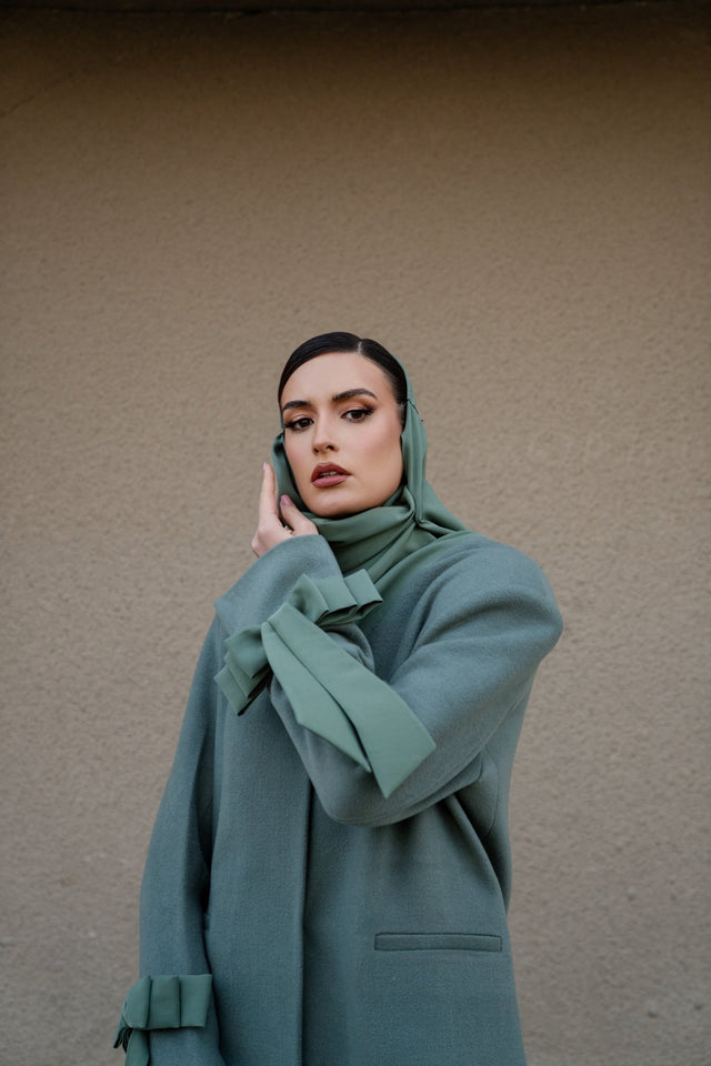 FW24NA - 1 - GR COAT - NOUR ABDUL - MIRA Y MANO