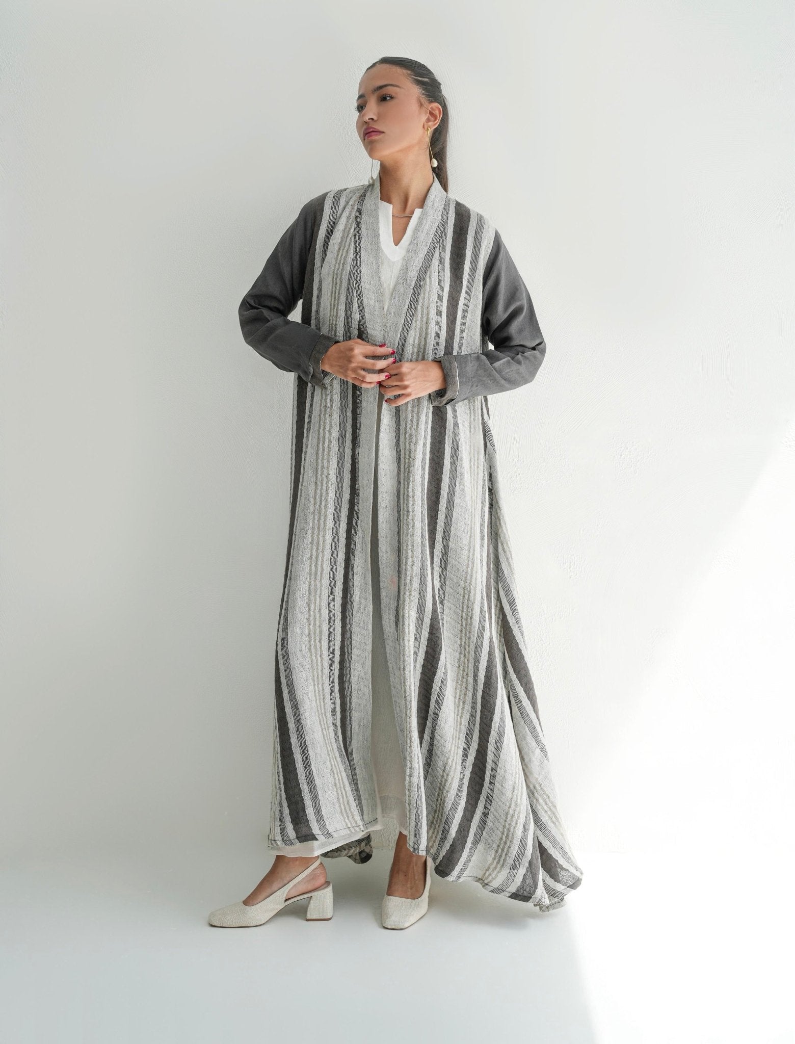 ETOILE ABAYA - NOUR ALDHAHRI - MIRA Y MANO