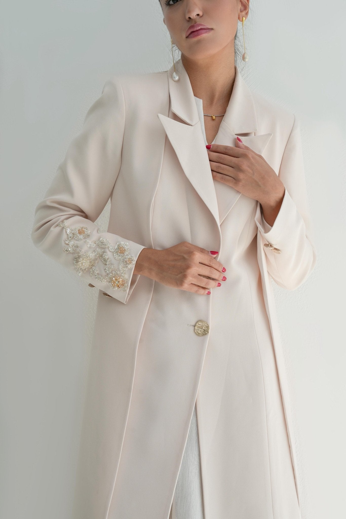 SUM - JAR - 017 ABAYA - NOUR ALDHAHRI - MIRA Y MANO