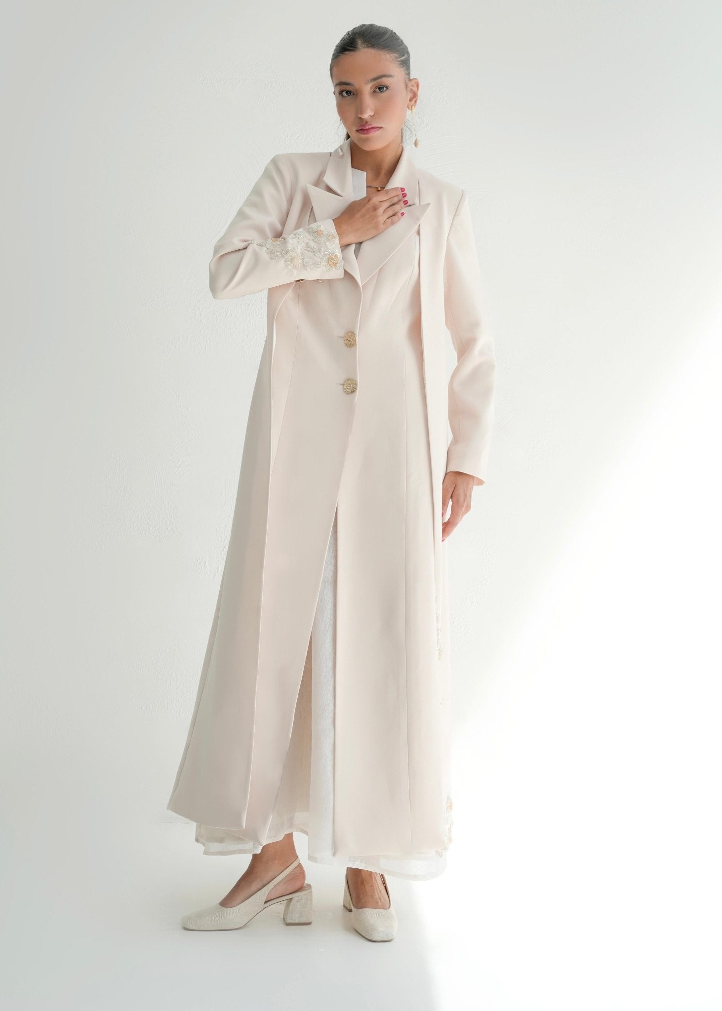 SUM - JAR - 017 ABAYA - NOUR ALDHAHRI - MIRA Y MANO