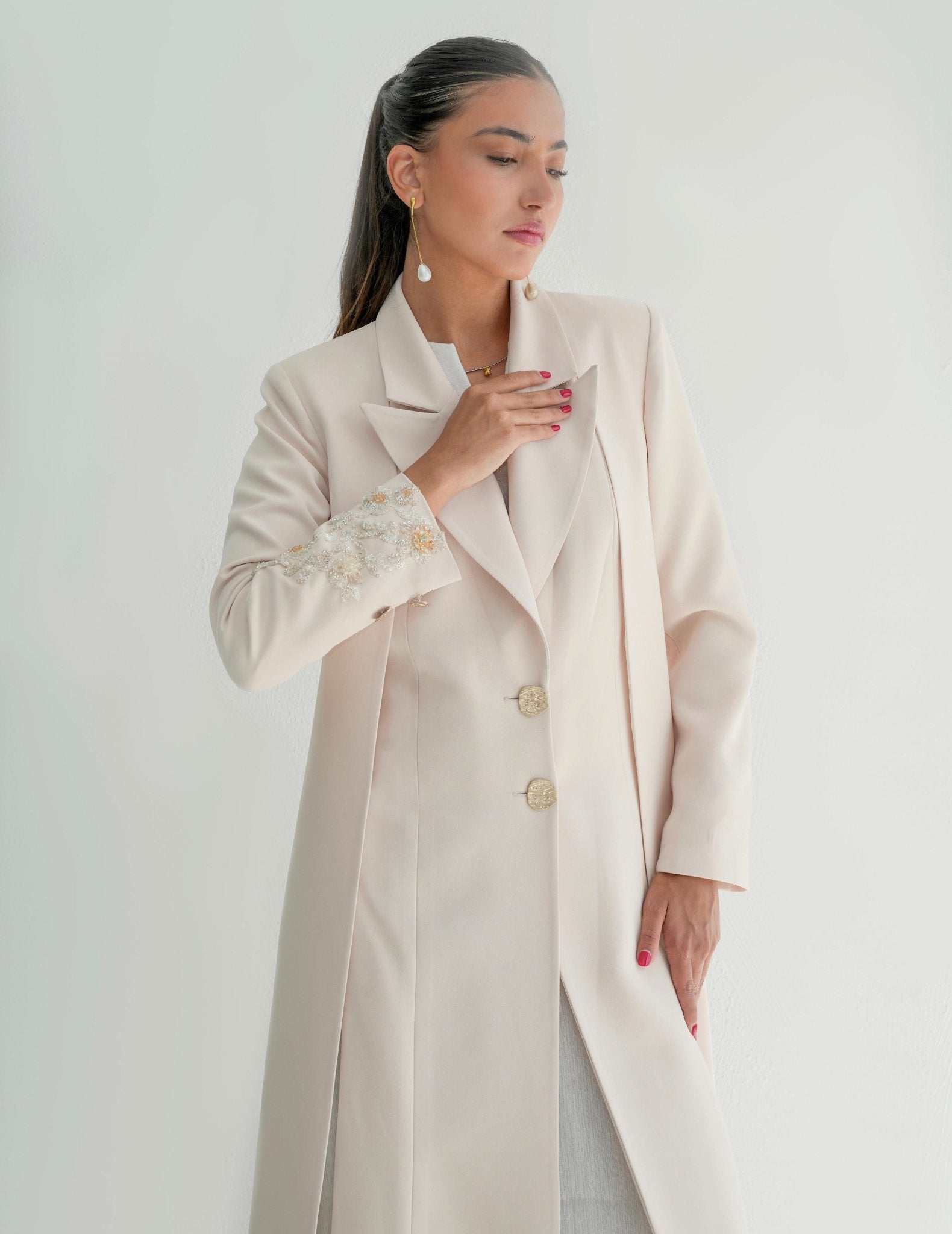 SUM - JAR - 017 ABAYA - NOUR ALDHAHRI - MIRA Y MANO